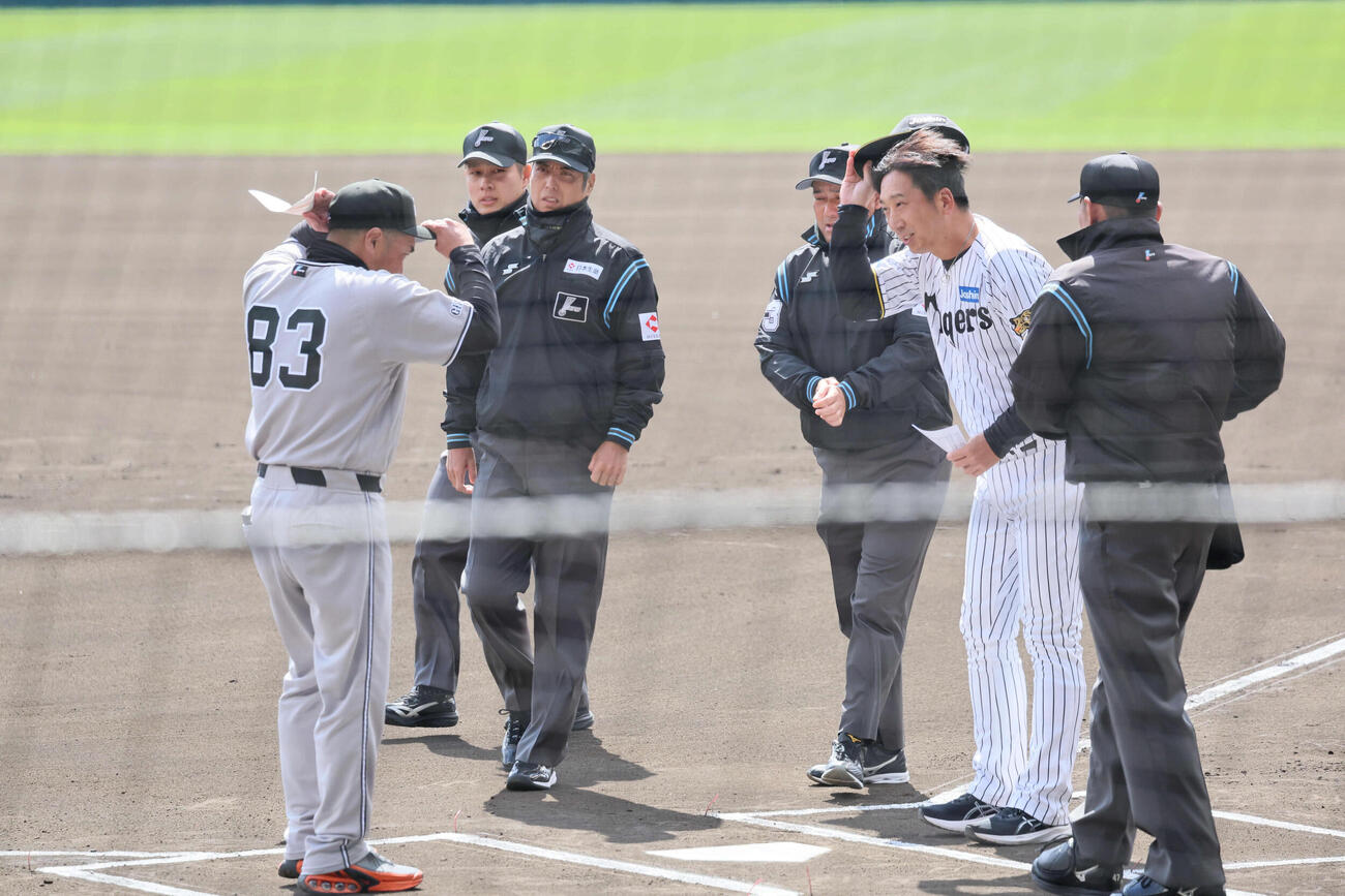 阪神対巨人　メンバー確認であいさつする阿部監督（左）と藤川監督（撮影・宮崎幸一）