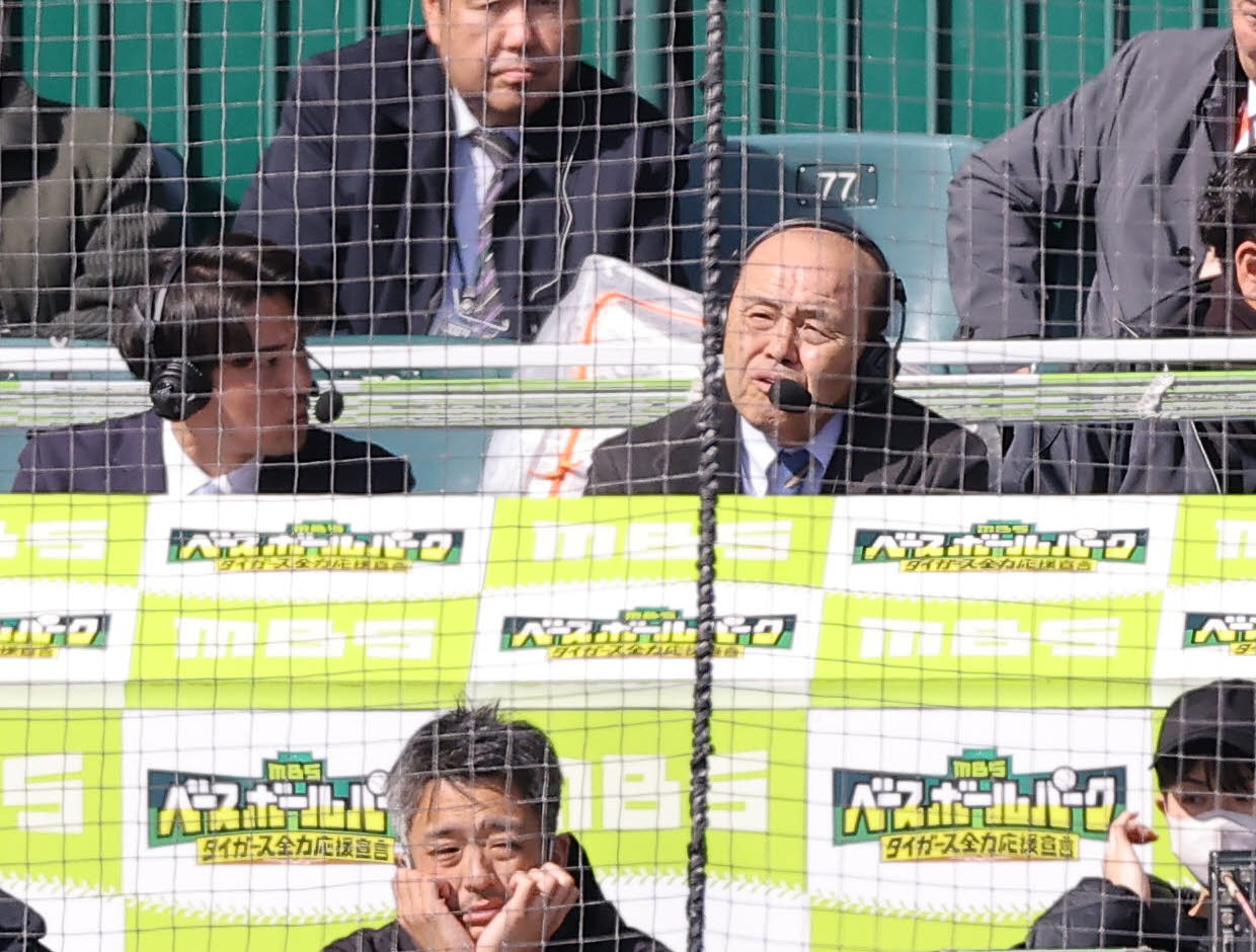 阪神対巨人　試合の解説をする岡田オーナー付顧問（撮影・上田博志）