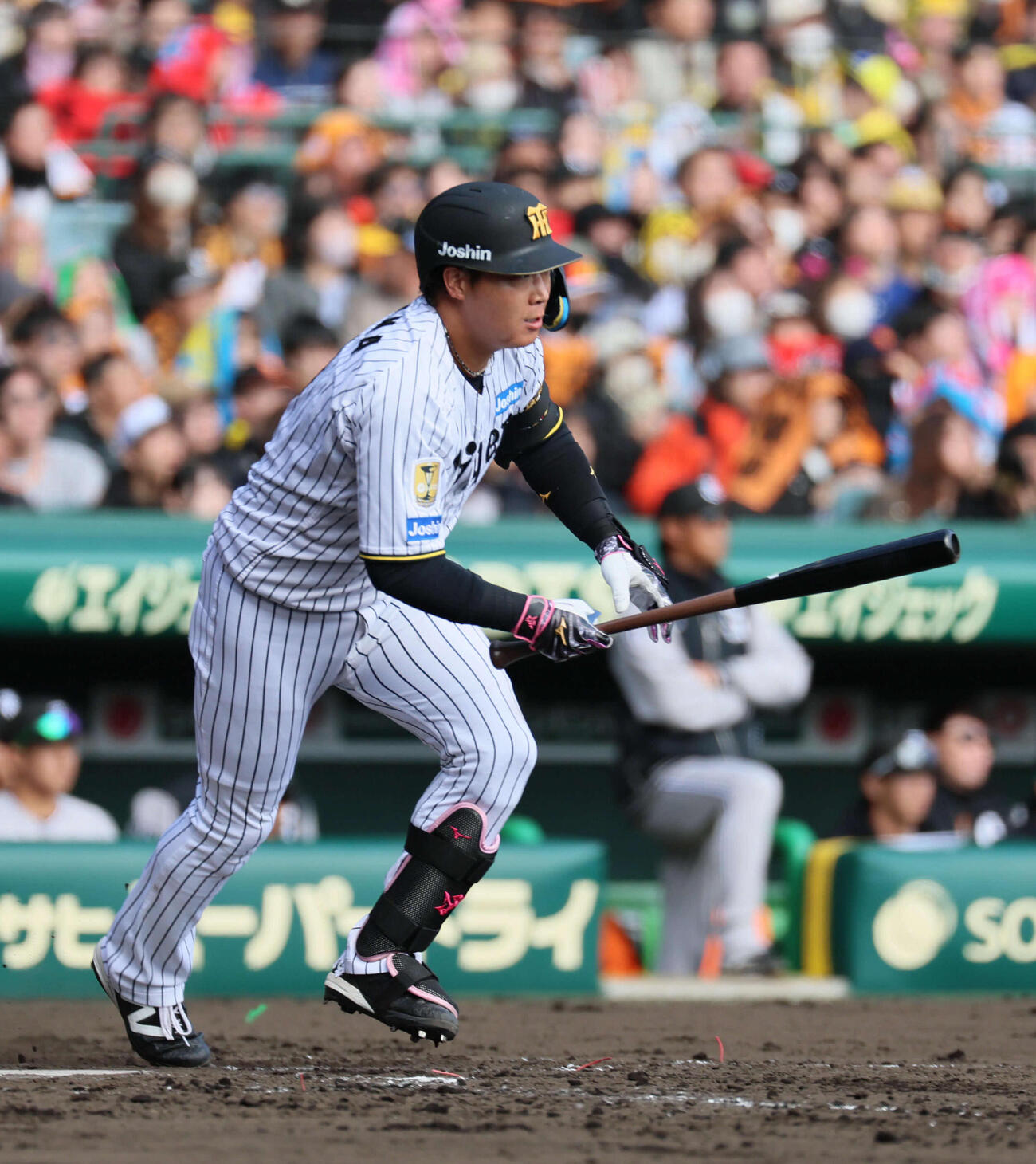 阪神対巨人　4回裏阪神無死一塁、大山は中前打を放つ（撮影・宮崎幸一）