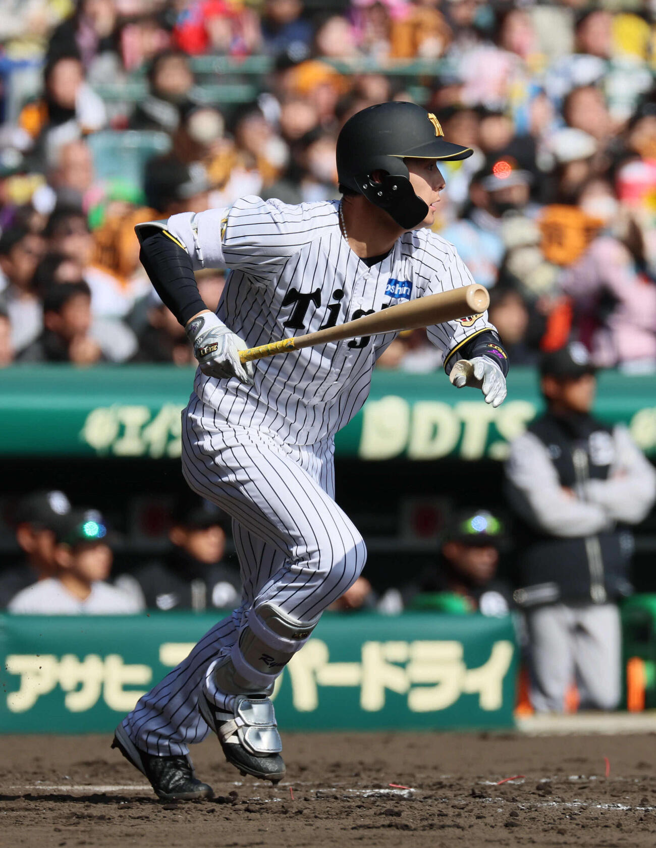 阪神対巨人　4回裏阪神一死一、三塁、小幡は遊ゴロ併殺崩れの間に先制点を奪う（撮影・宮崎幸一）