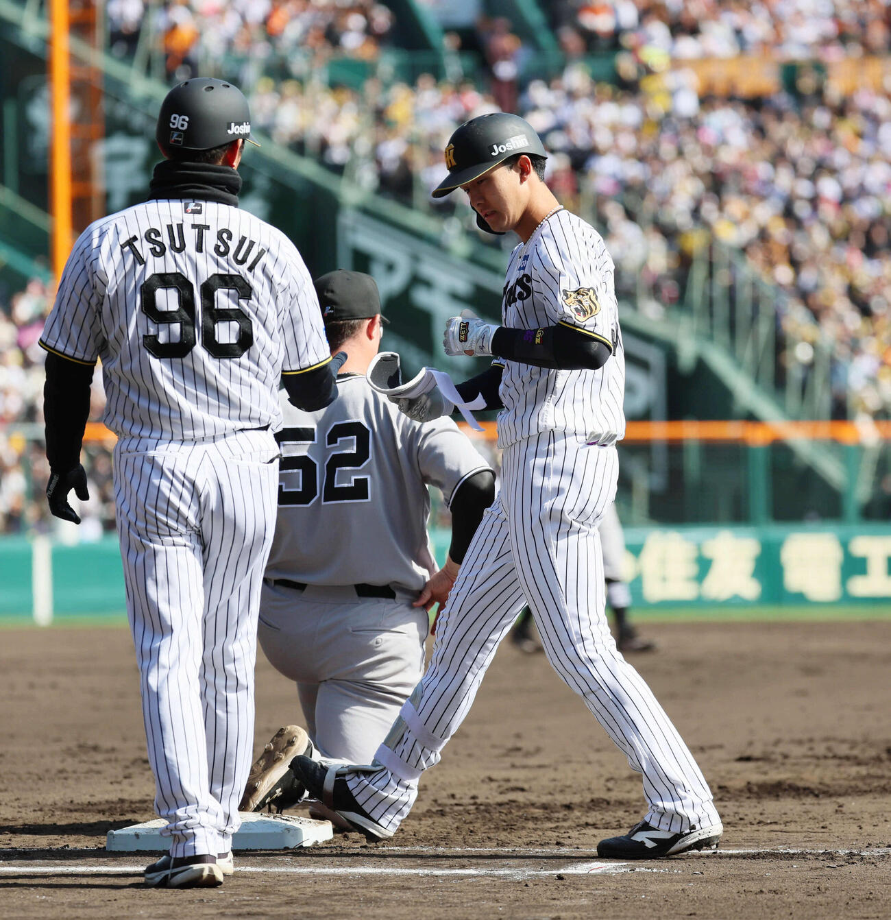 阪神対巨人　4回裏阪神一死一、三塁、小幡は遊ゴロ併殺崩れの間に先制点を奪う（撮影・宮崎幸一）