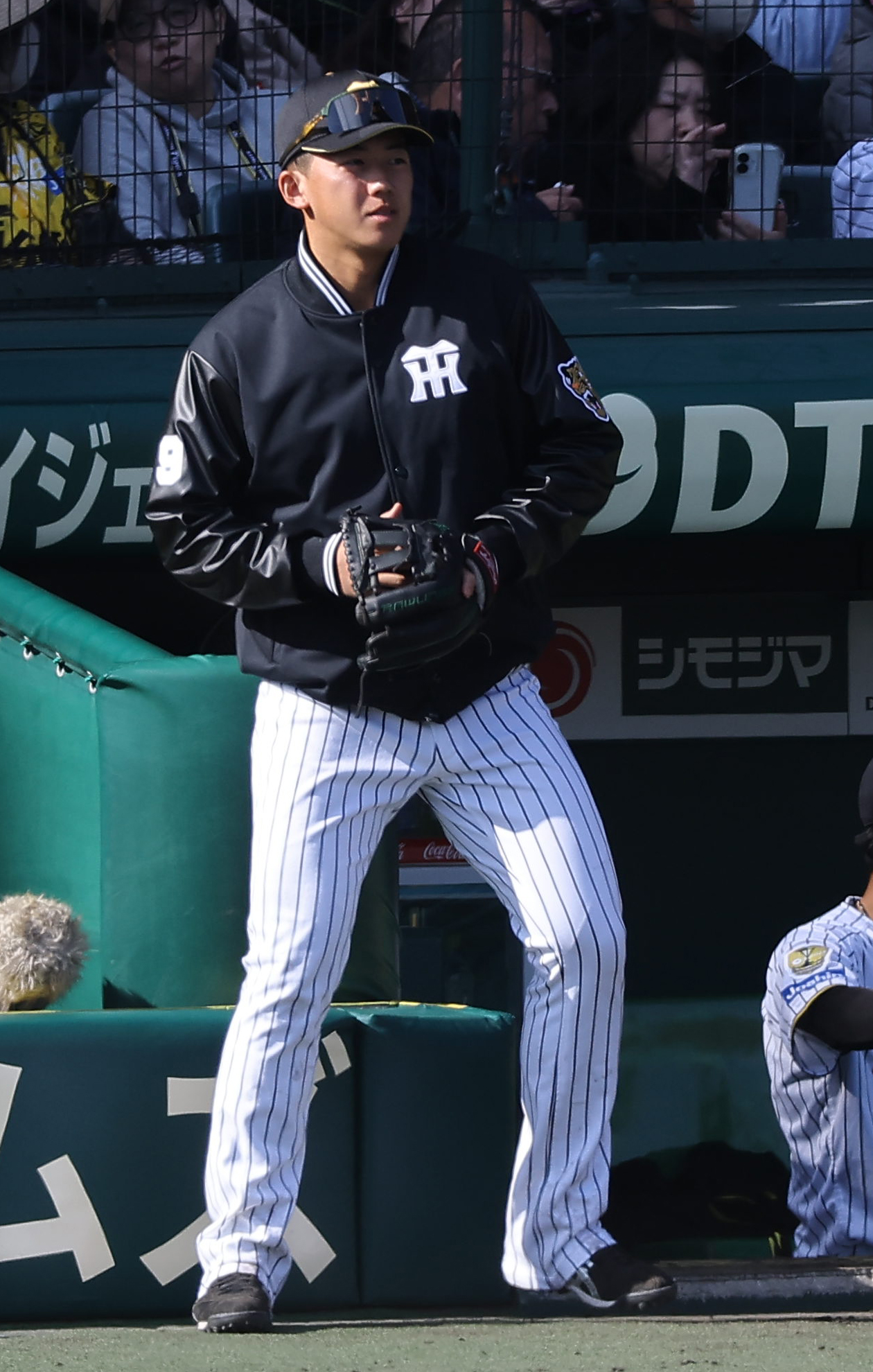 阪神対巨人　ベンチ前でグラウンドを見る立石（撮影・上田博志）