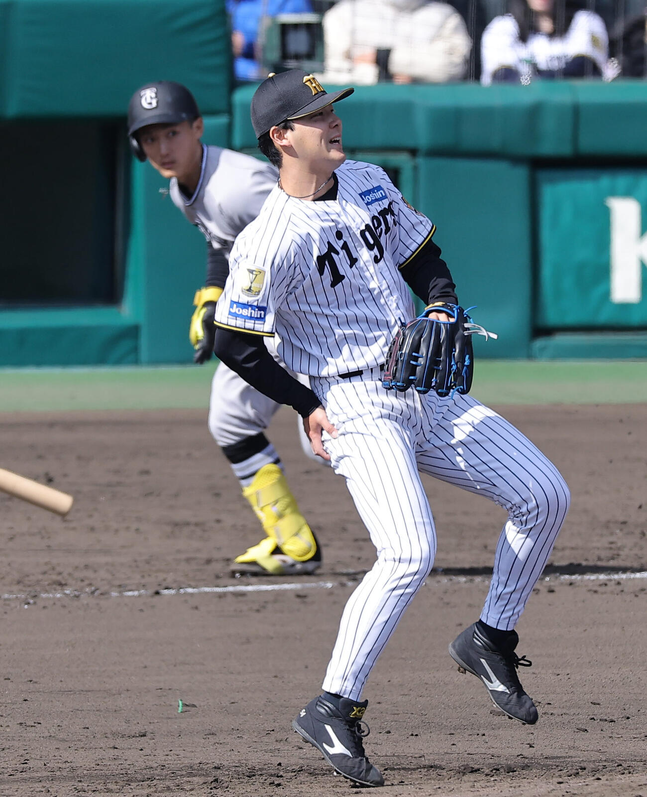 阪神対巨人　5回表巨人1死一塁、浦田の打球を臀部（でんぶ）に当て投直安打を許す木下（撮影・上田博志）