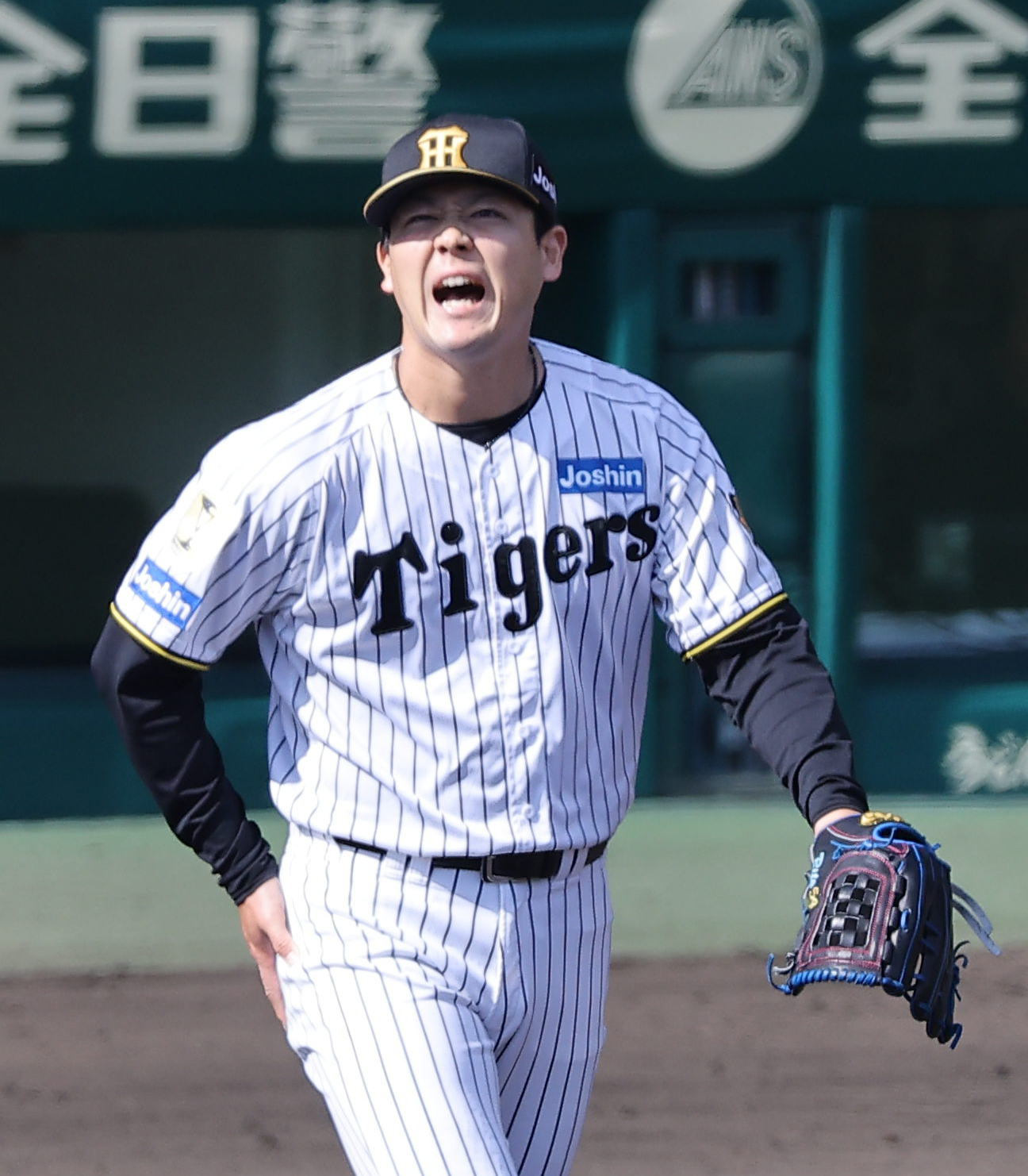 阪神対巨人　5回表巨人1死一塁、浦田の打球を臀部（でんぶ）に当てた木下は痛そうな表情を見せる（撮影・上田博志）