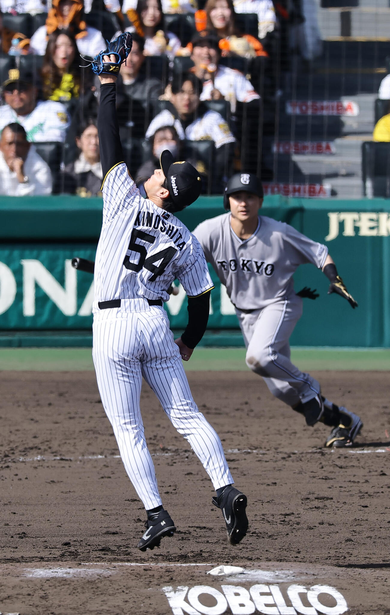 阪神対巨人　5回表巨人1死満塁、木下は泉口に逆転2点適時打を浴びる（撮影・上田博志）