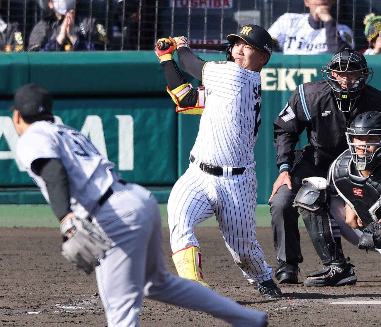 阪神対巨人　8回裏阪神1死、嶋村は右越えソロ本塁打を放つ（撮影・上田博志）