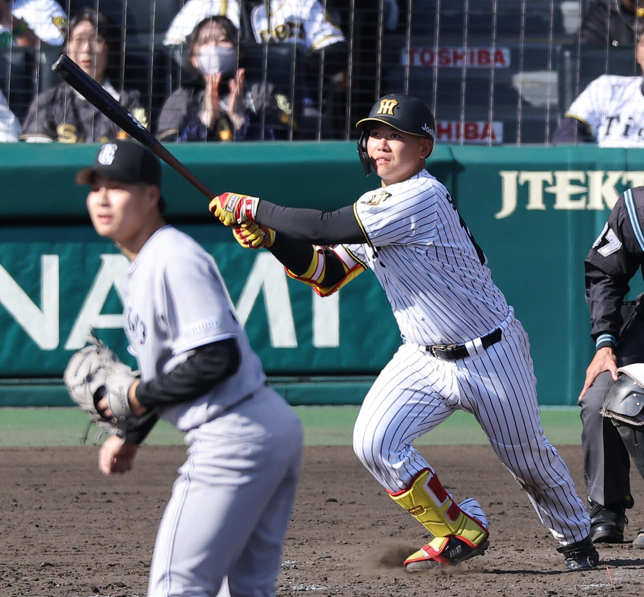 阪神対巨人　8回裏阪神1死、嶋村は右越えソロ本塁打を放つ（撮影・上田博志）