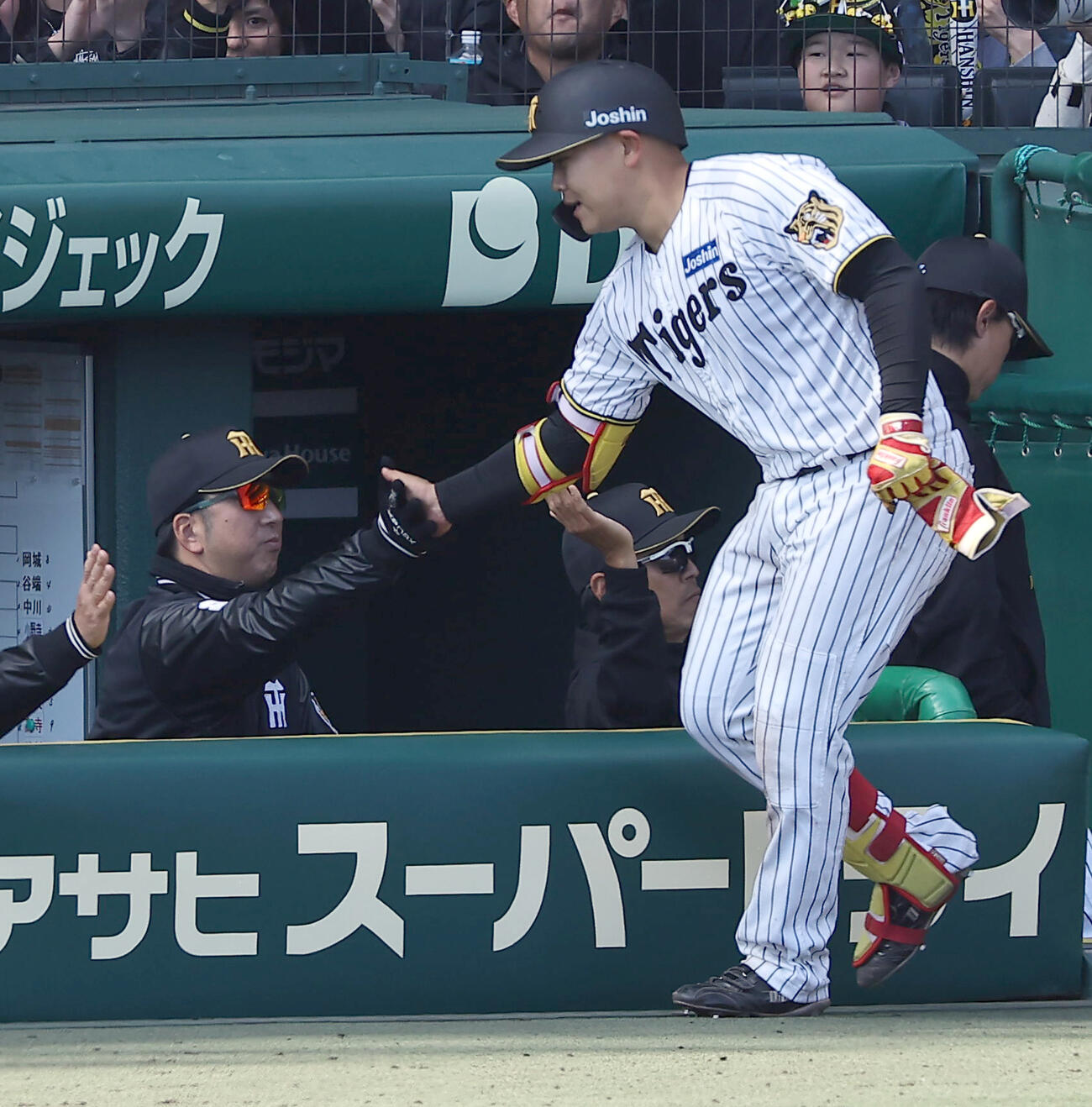 阪神対巨人　8回裏阪神1死、藤川監督（左）は右越えソロ本塁打を放った嶋村をハイタッチで出迎える（撮影・上田博志）