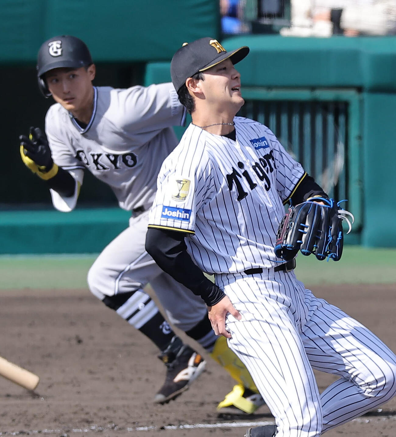 阪神対巨人　5回表巨人1死一塁、浦田の打球を臀部（でんぶ）に当て投直安打を許す木下（撮影・上田博志）