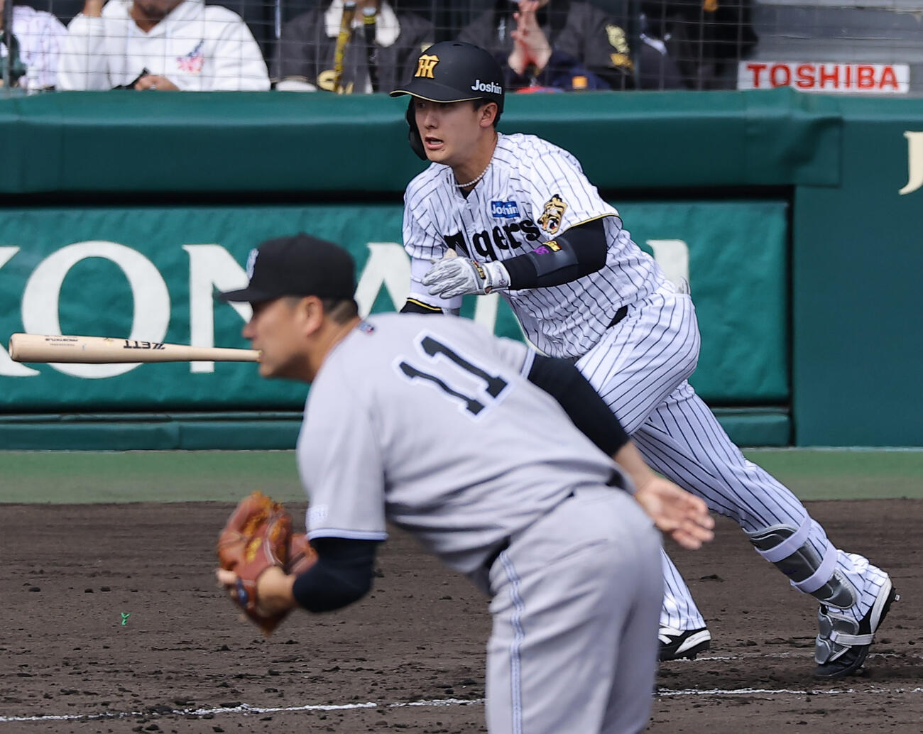 阪神対巨人　2回裏阪神1死、小幡は二塁打を放つ。投手は田中将（撮影・上田博志）