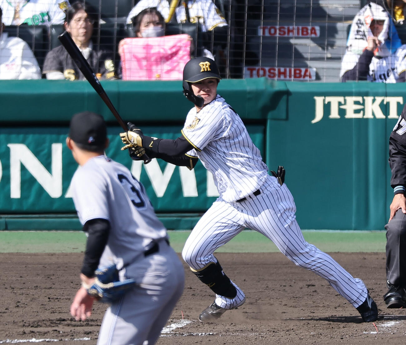 阪神対巨人　6回裏阪神無死、中野は左前打を放つ（撮影・上田博志）