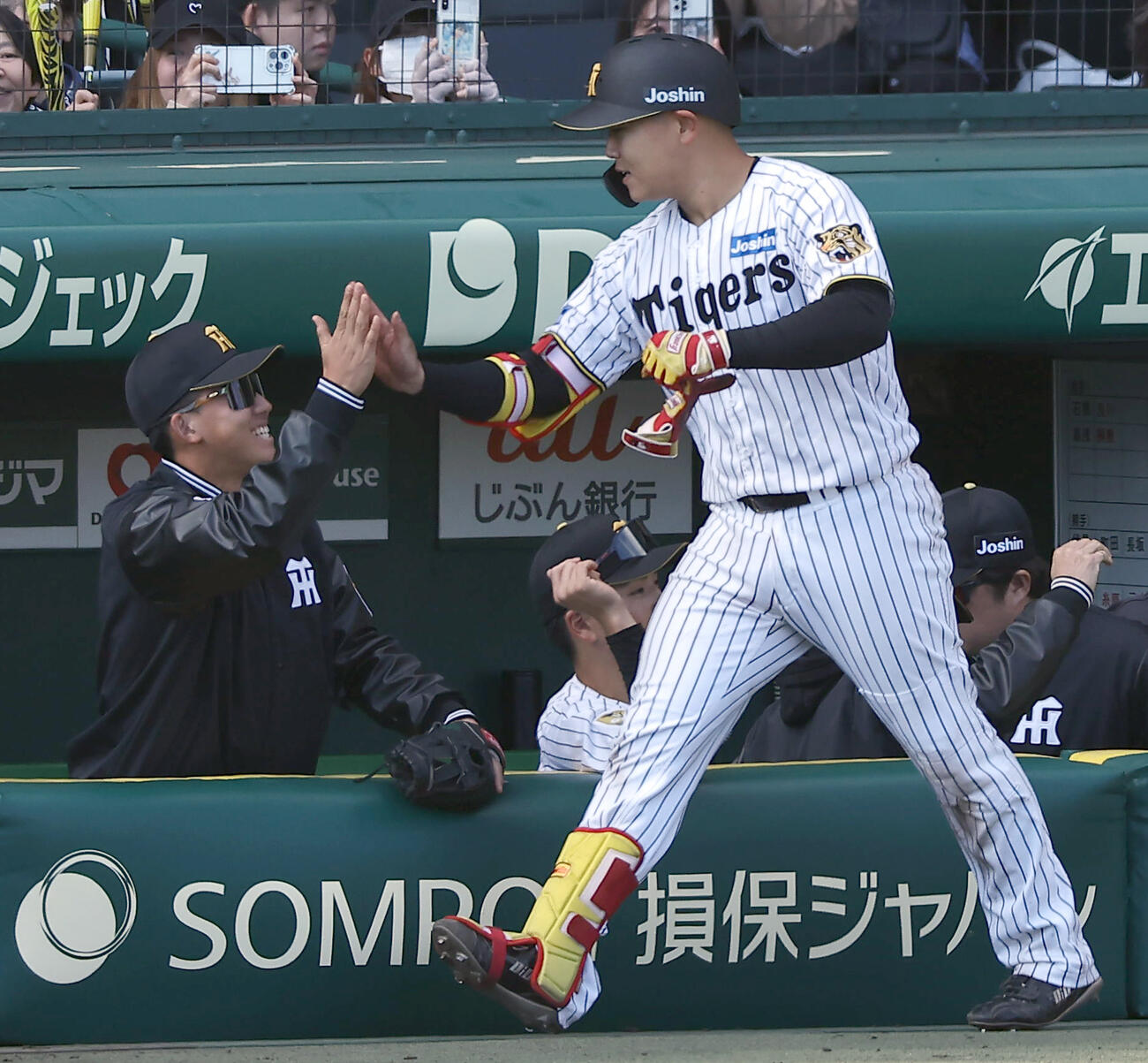 阪神対巨人　8回裏阪神1死、立石（左）は右越えソロ本塁打を放った嶋村をハイタッチで出迎える（撮影・上田博志）