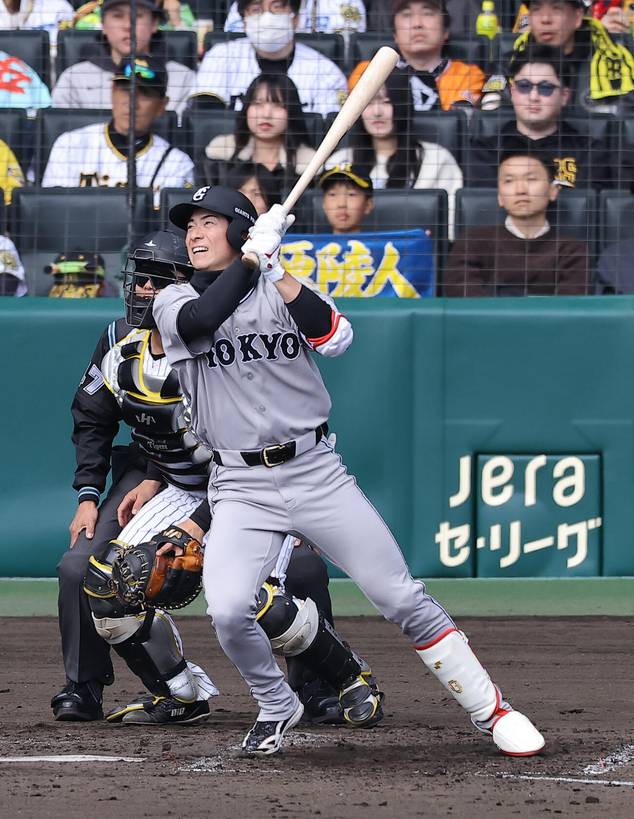 阪神対巨人　3回表巨人2死、松本は安打を放つ（撮影・上田博志）