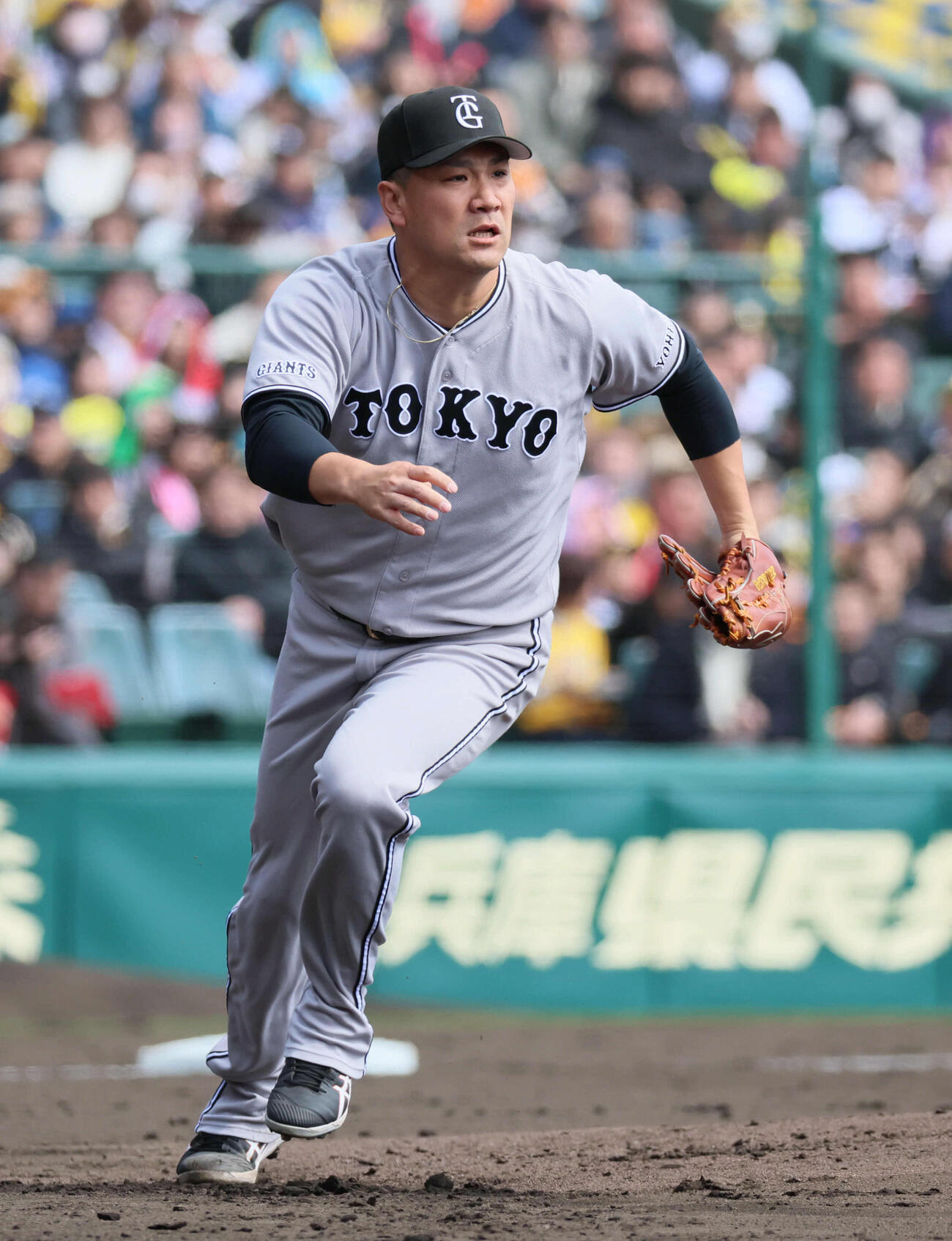 阪神対巨人　2回裏阪神1死、田中将は小幡の打球にダッシュする（撮影・宮崎幸一）