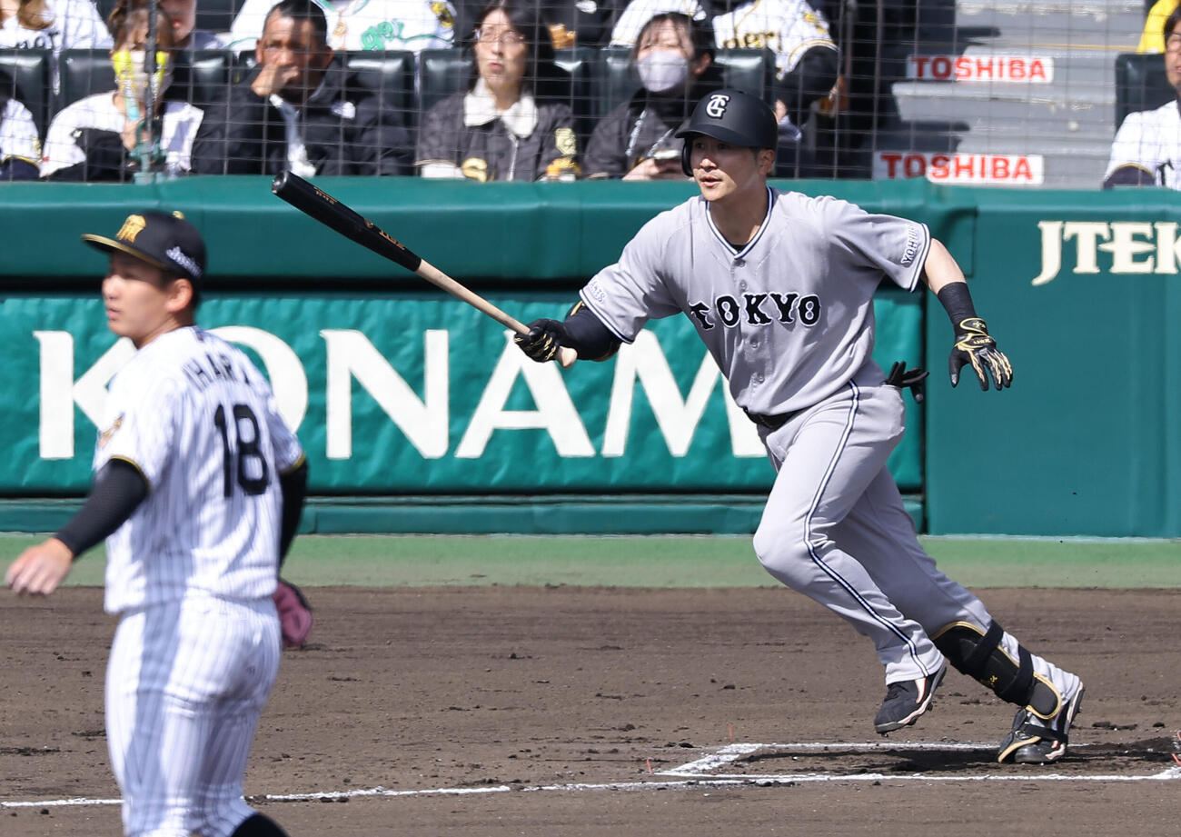 阪神対巨人　1回表巨人2死、泉口は三塁打を放つ（撮影・上田博志）