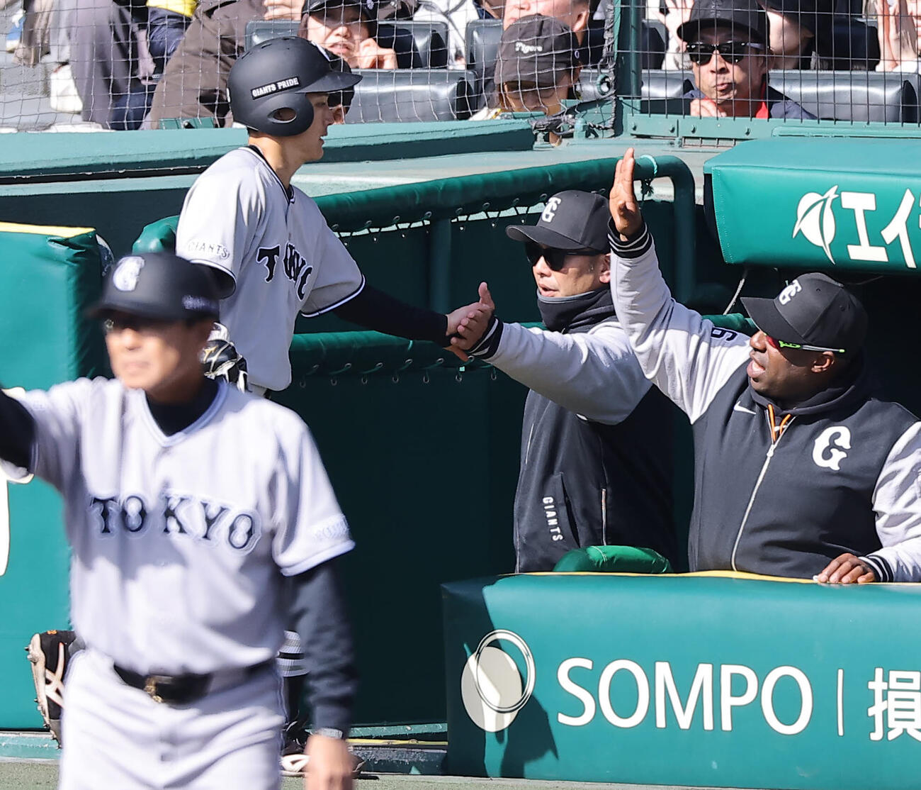 阪神対巨人　5回表巨人1死満塁、阿部監督（中央）は泉口の逆転適時打で生還した浦田をハイタッチで出迎える（撮影・上田博志）