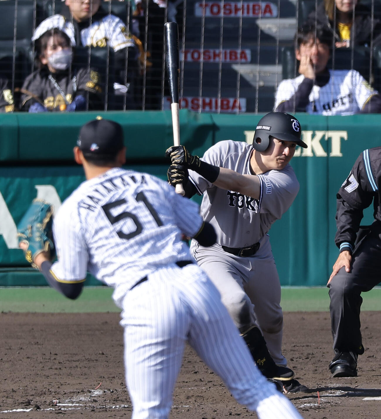 阪神対巨人　8回表巨人無死一塁、泉口は内野安打を放つ（撮影・上田博志）