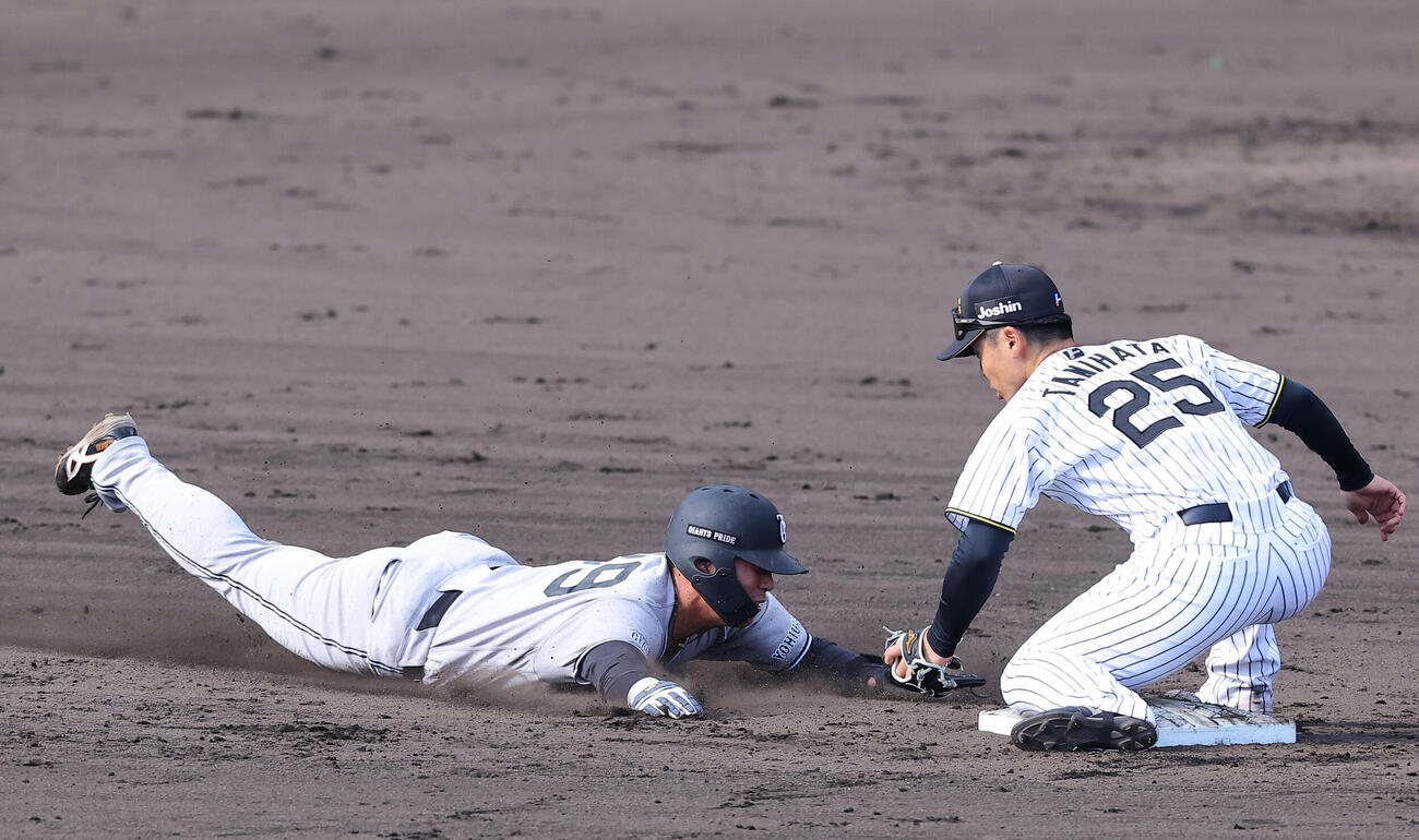 阪神対巨人　9回表巨人無死一塁、皆川はリチャードの中飛で二塁へ進む（撮影・上田博志）