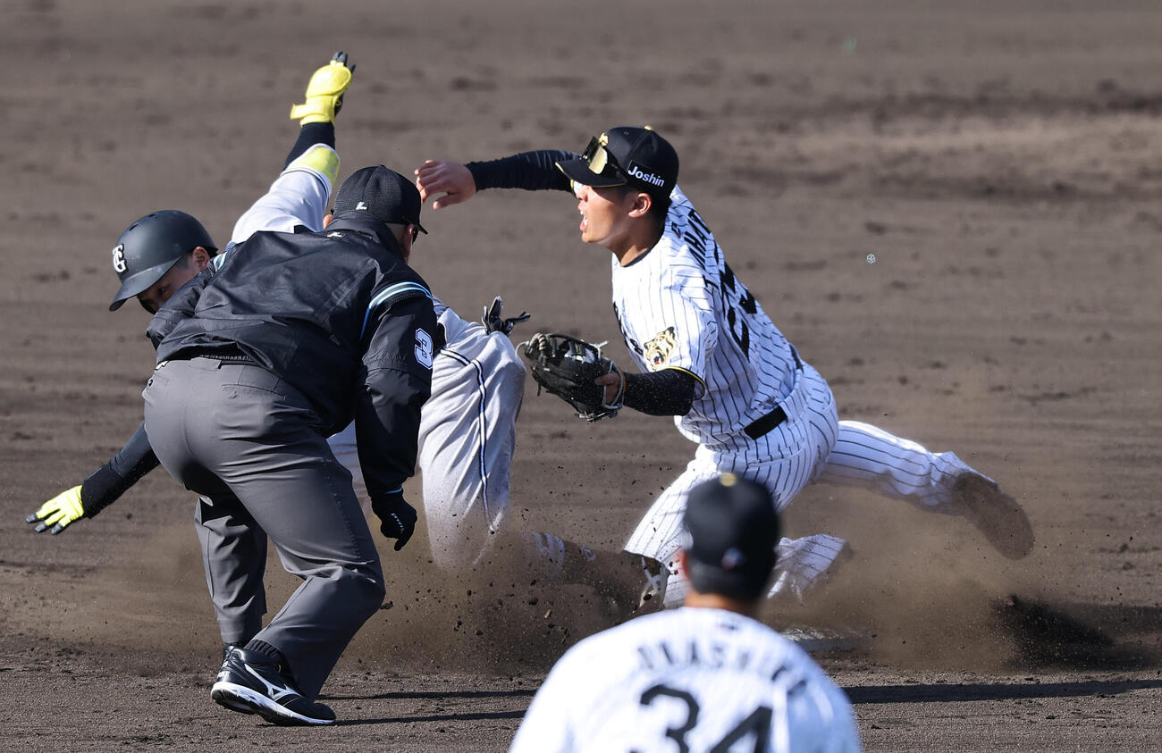 阪神対巨人　9回表巨人2死二塁、安打を放った浦田は送球の間に二塁へ進む（撮影・上田博志）