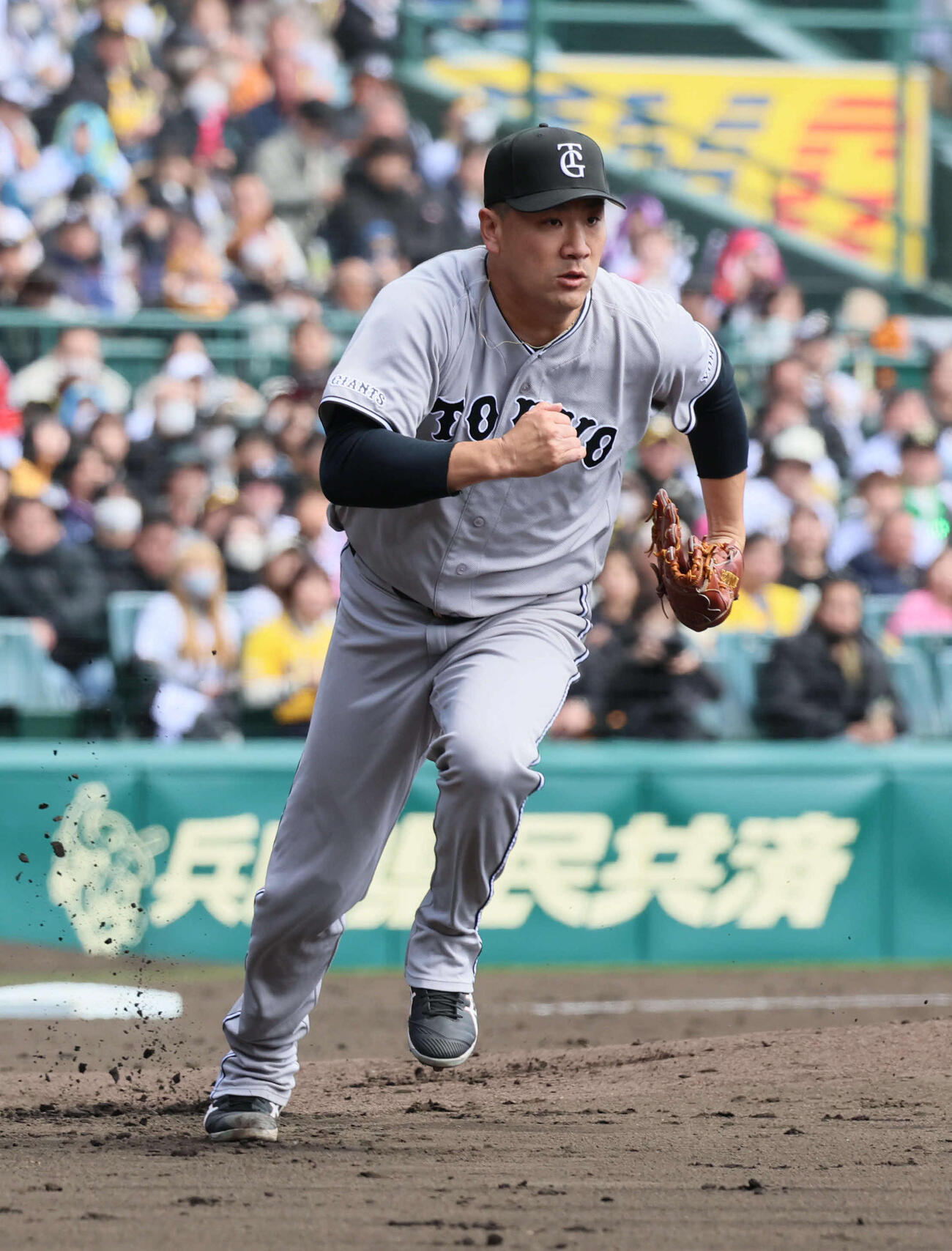 阪神対巨人　2回裏阪神無死、田中将は前川の一ゴロにダッシュする（撮影・宮崎幸一）