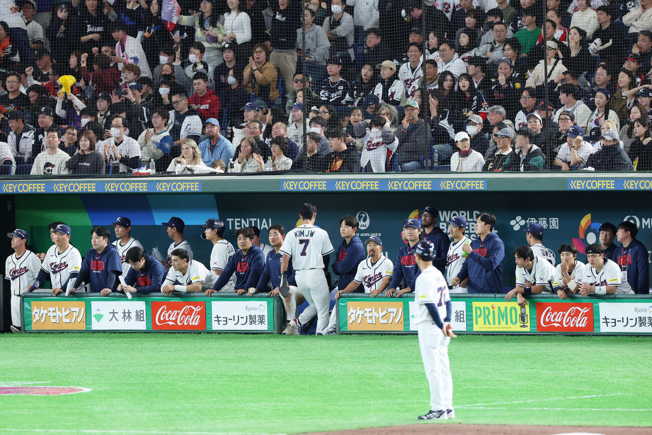 韓国対台湾　タイブレーク10回裏韓国1死三塁、三塁走者キム・ジュウォン（中央）が本塁を目指すもアウトになり静まりかえる韓国ベンチ（撮影・宮地輝）