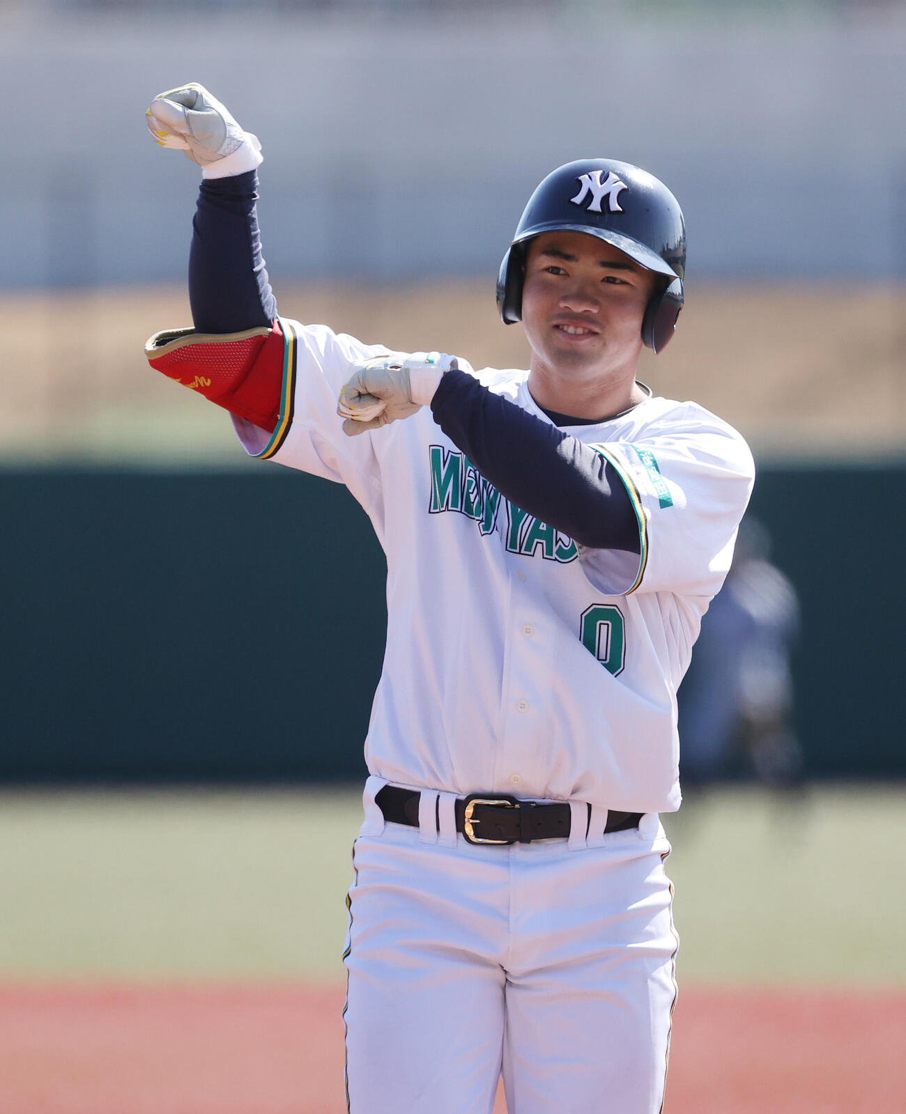 明治安田対JFE西日本　5回表明治安田1死二塁、山形は左前安打を放ちポーズを決める（撮影・柴田隆二）