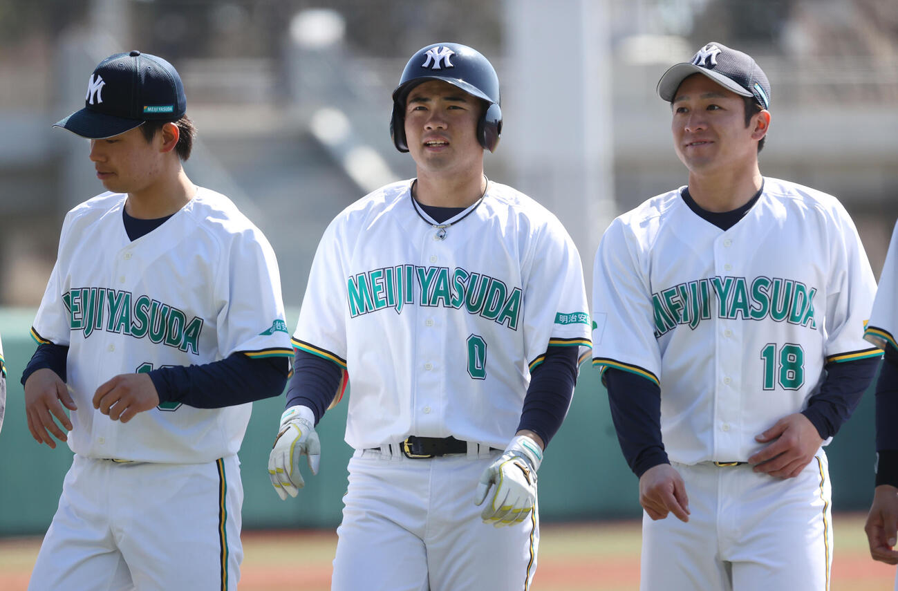 明治安田対JFE西日本　試合前にあいさつする明治安田・山形（中央）（撮影・柴田隆二）