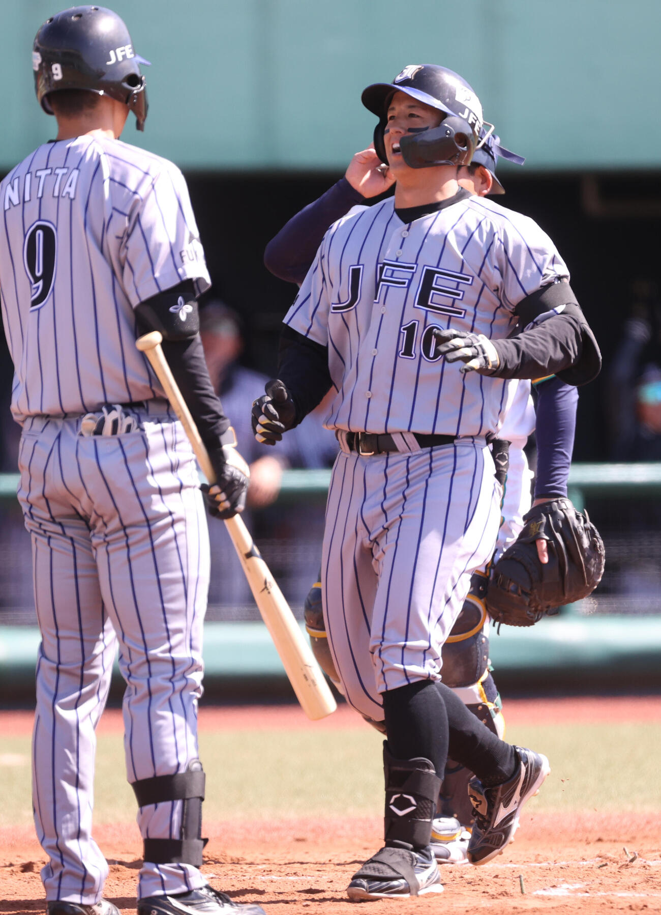 明治安田対JFE西日本　1回裏JFE西日本1死満塁、古田は左中間に満塁本塁打を放ち生還する（撮影・柴田隆二）