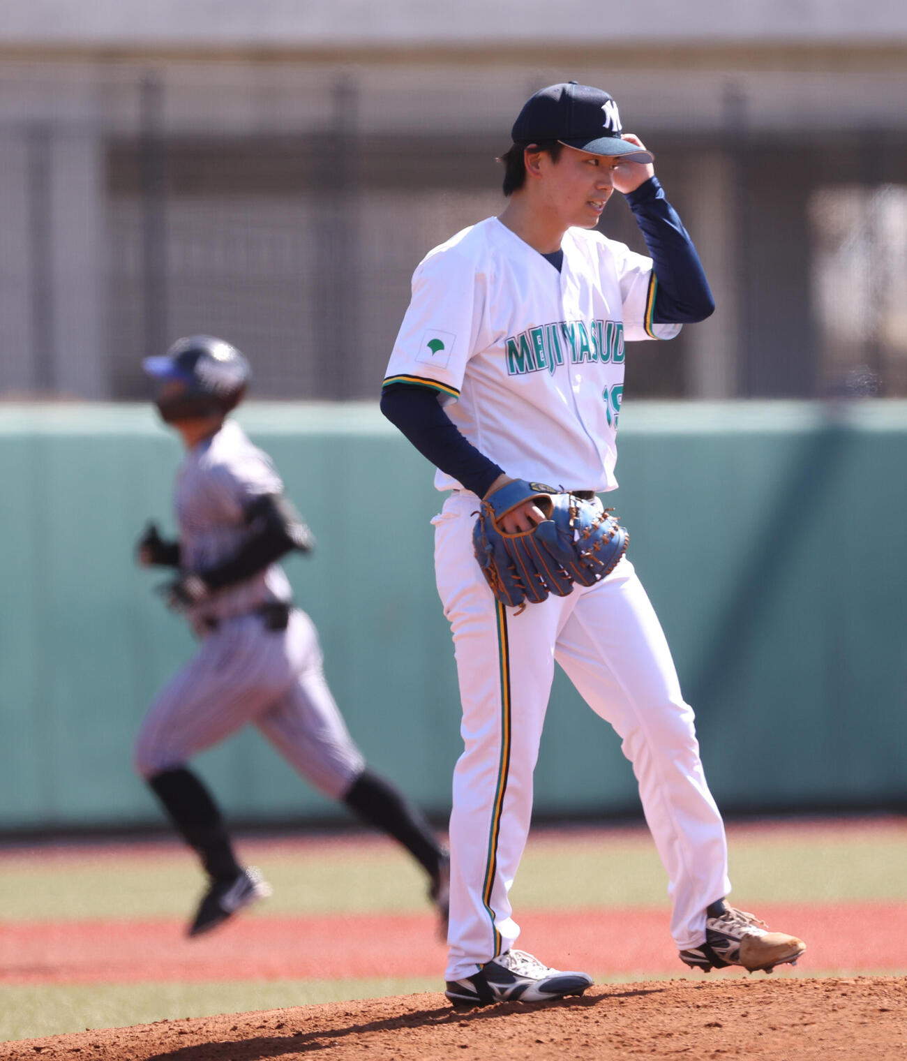 明治安田対JFE西日本　1回裏JFE西日本1死満塁、古田に左中間満塁本塁打を浴びた明治安田・野崎（撮影・柴田隆二）