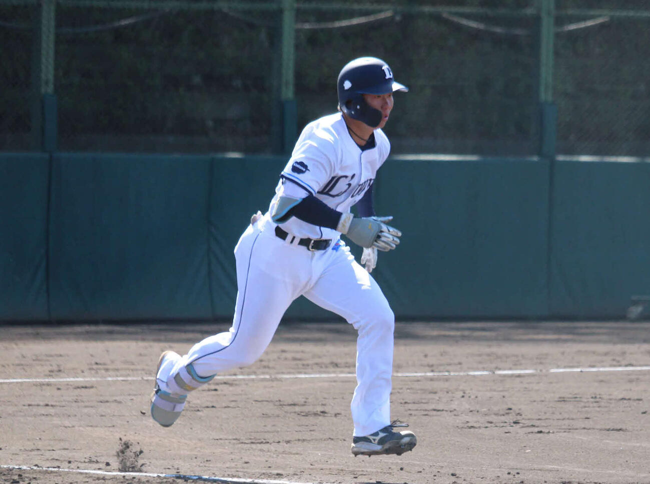 教育リーグ西武－日本ハム　右太もも張りから実戦復帰した西武小島（撮影・金子真仁）