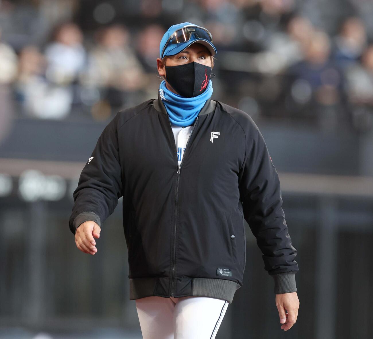 日本ハム対ロッテ　選手交代を告げる新庄監督（撮影・黒川智章）