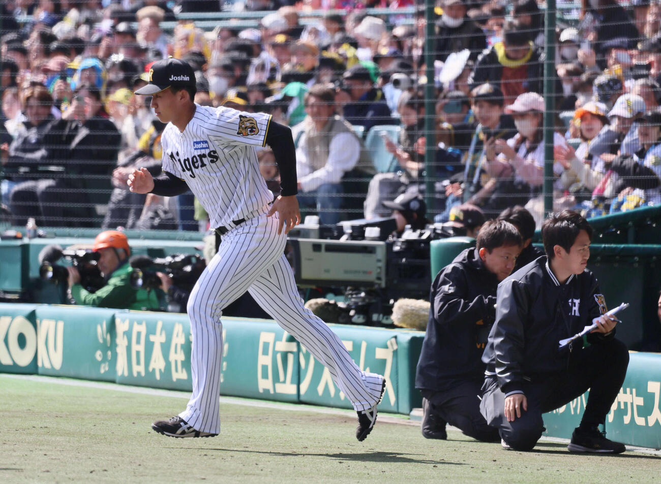 阪神対巨人　新入団選手紹介でグラウンド入りする阪神立石（撮影・宮崎幸一）