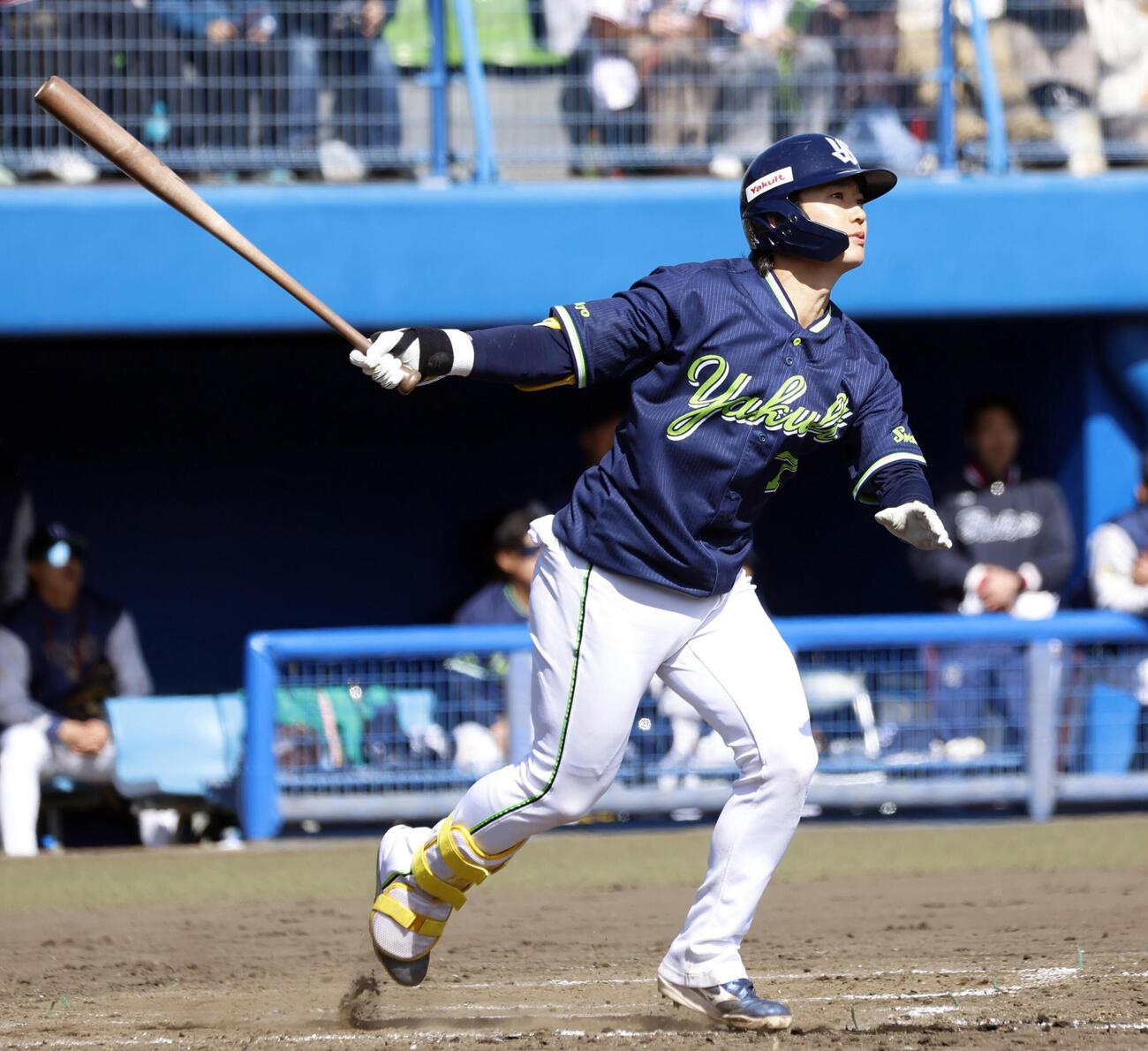 8回、ヤクルト・長岡が勝ち越しの3ランを放つ（共同）