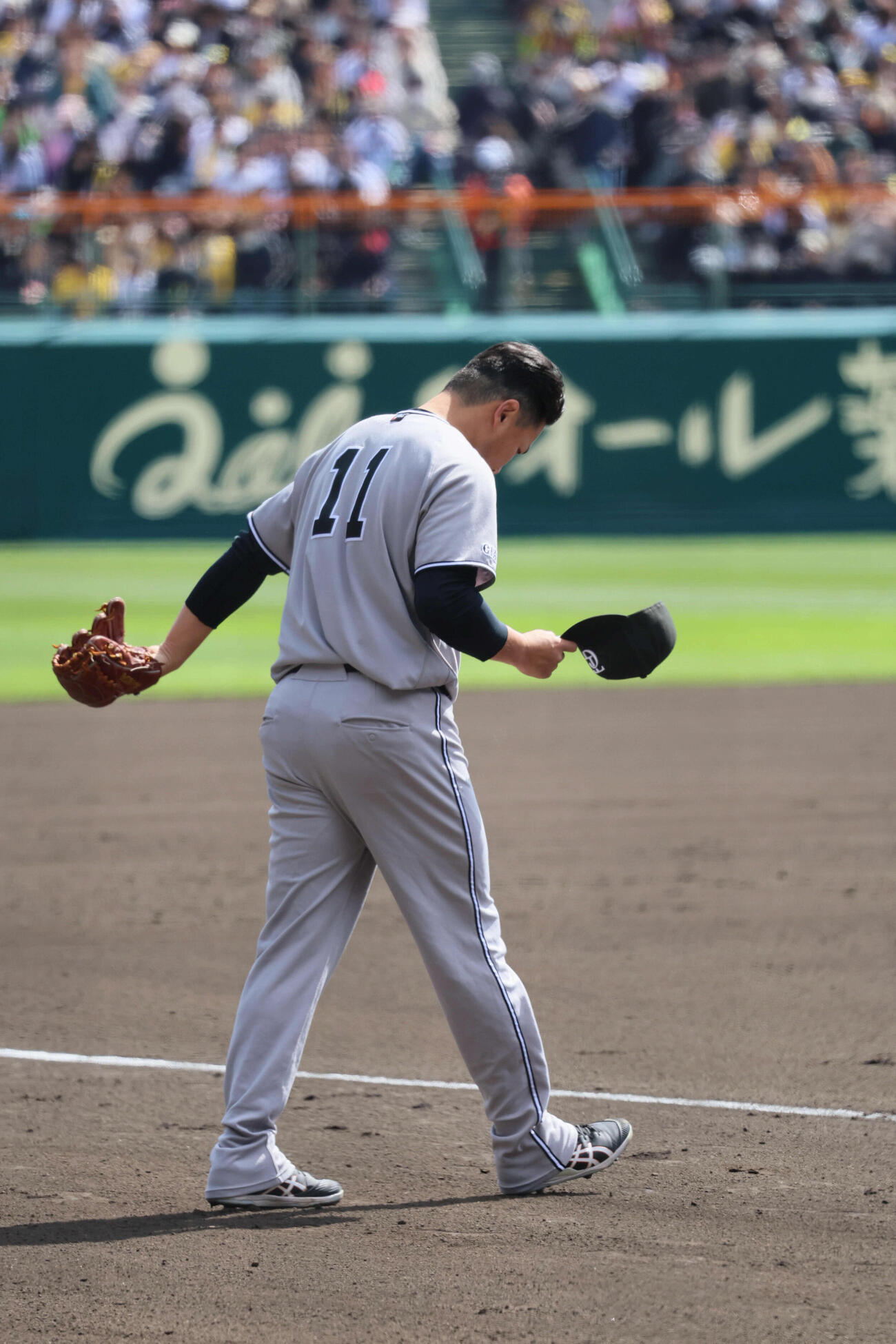 阪神対巨人　巨人先発の田中将は一礼してマウンドに向かう（撮影・宮崎幸一）
