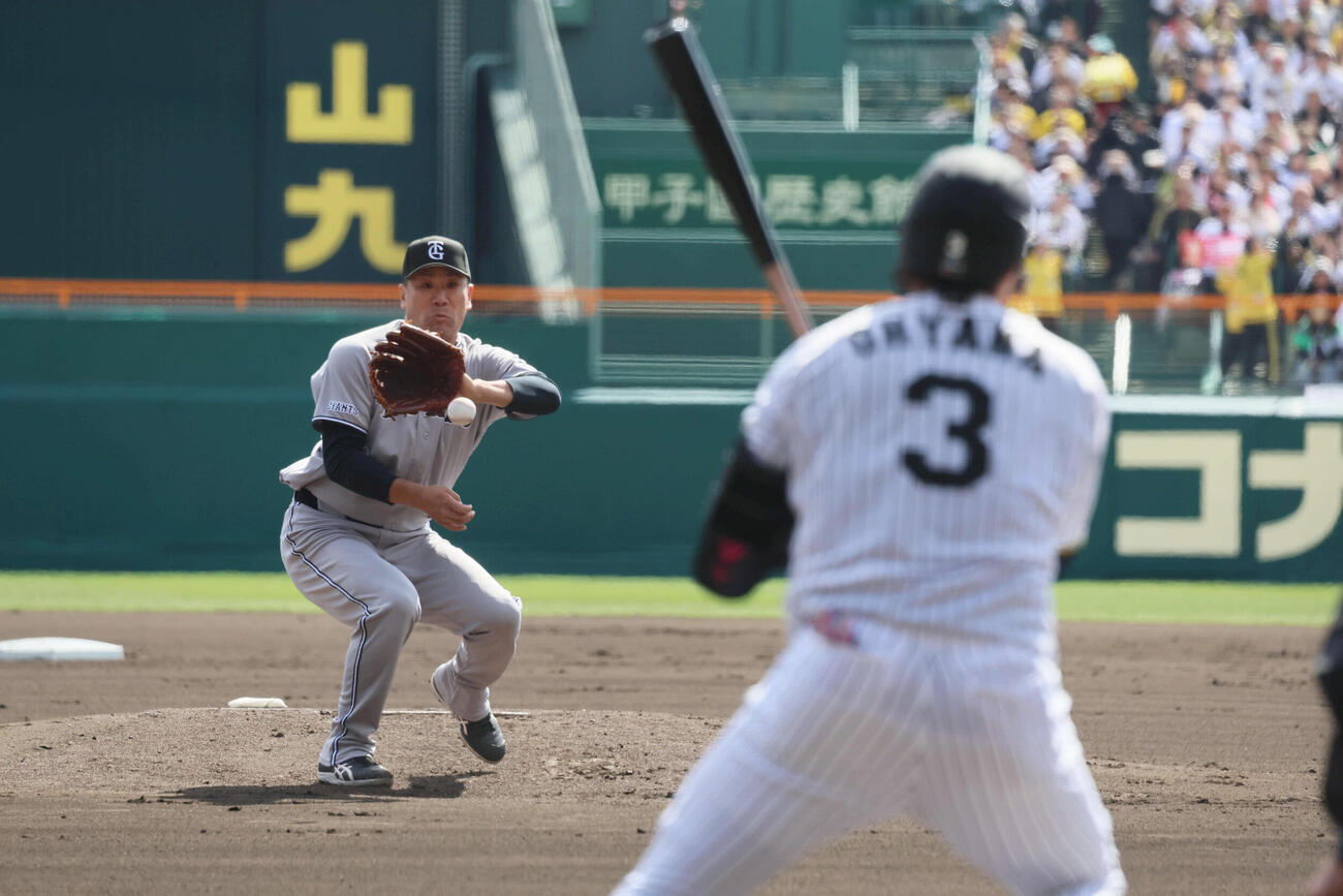 阪神対巨人　1回裏阪神2死三塁、田中将は大山を投ゴロに仕留める（撮影・宮崎幸一）