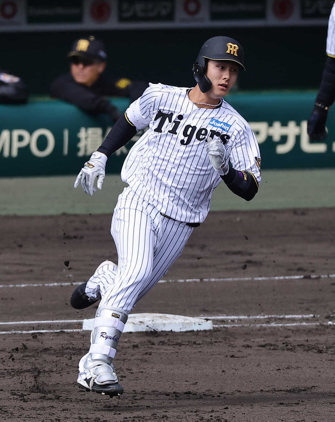 阪神対巨人　2回裏阪神1死、小幡は二塁打を放つ（撮影・上田博志）