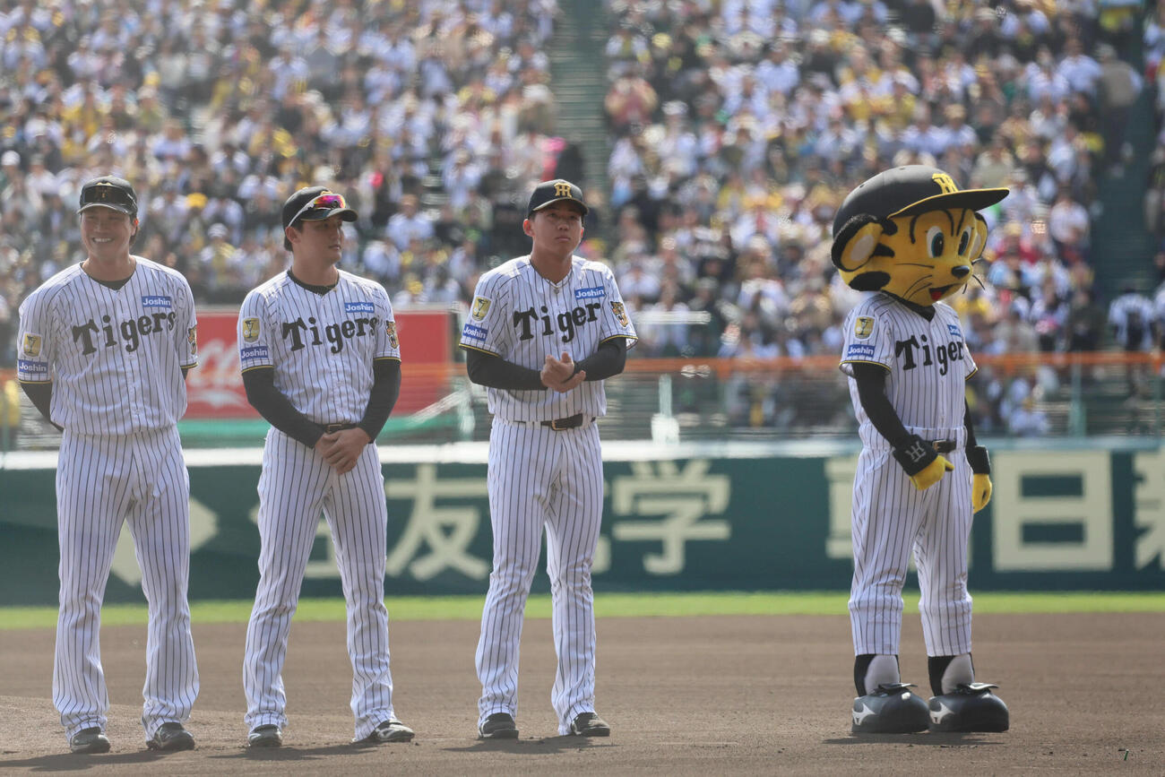 阪神対巨人　新入団選手紹介でグラウンド入りする阪神立石（左から3人目）（撮影・宮崎幸一）