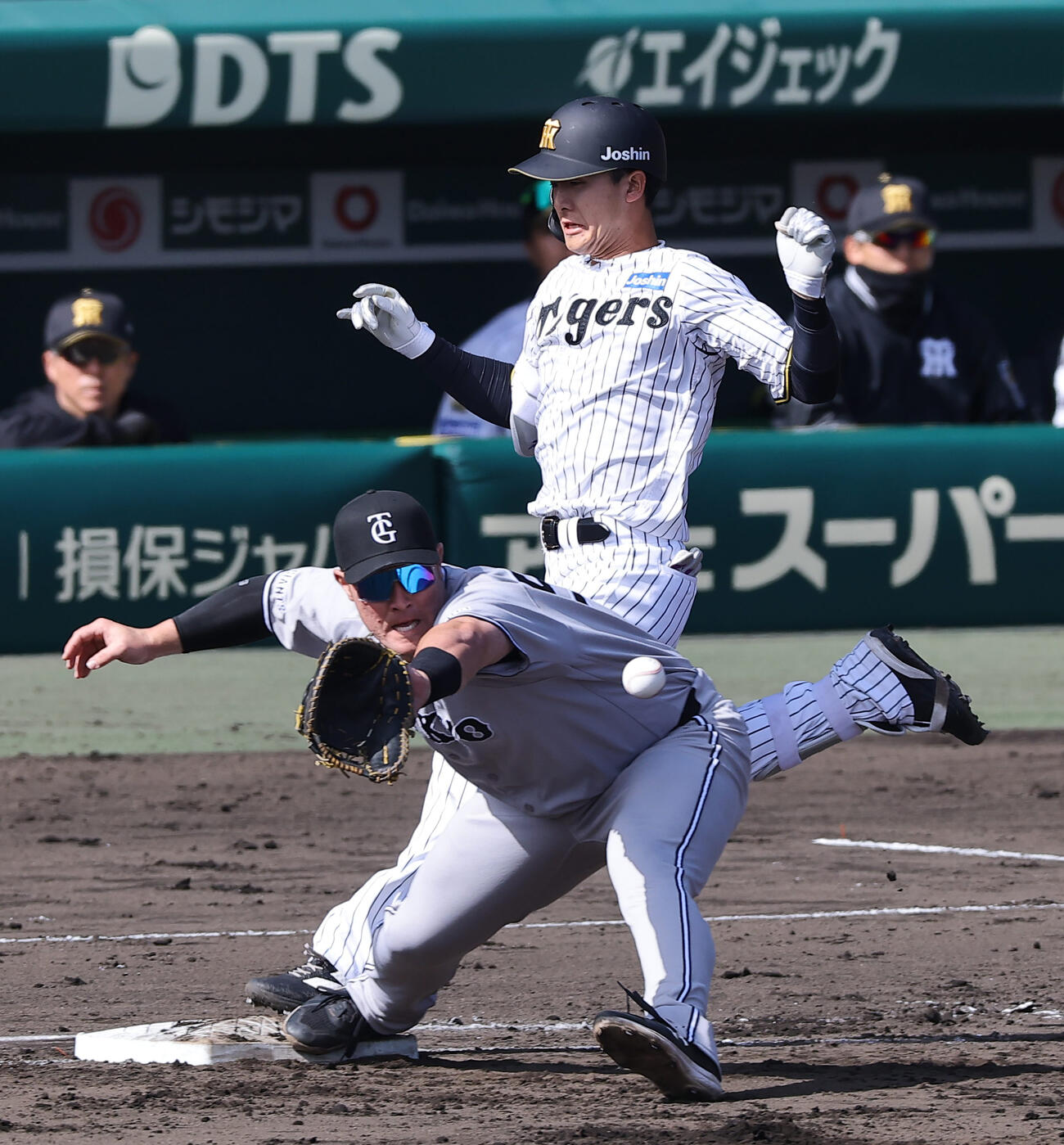 阪神対巨人　4回裏阪神1死一、三塁、小幡の併殺崩れの間に中川が生還し先制点をあげる（撮影・上田博志）