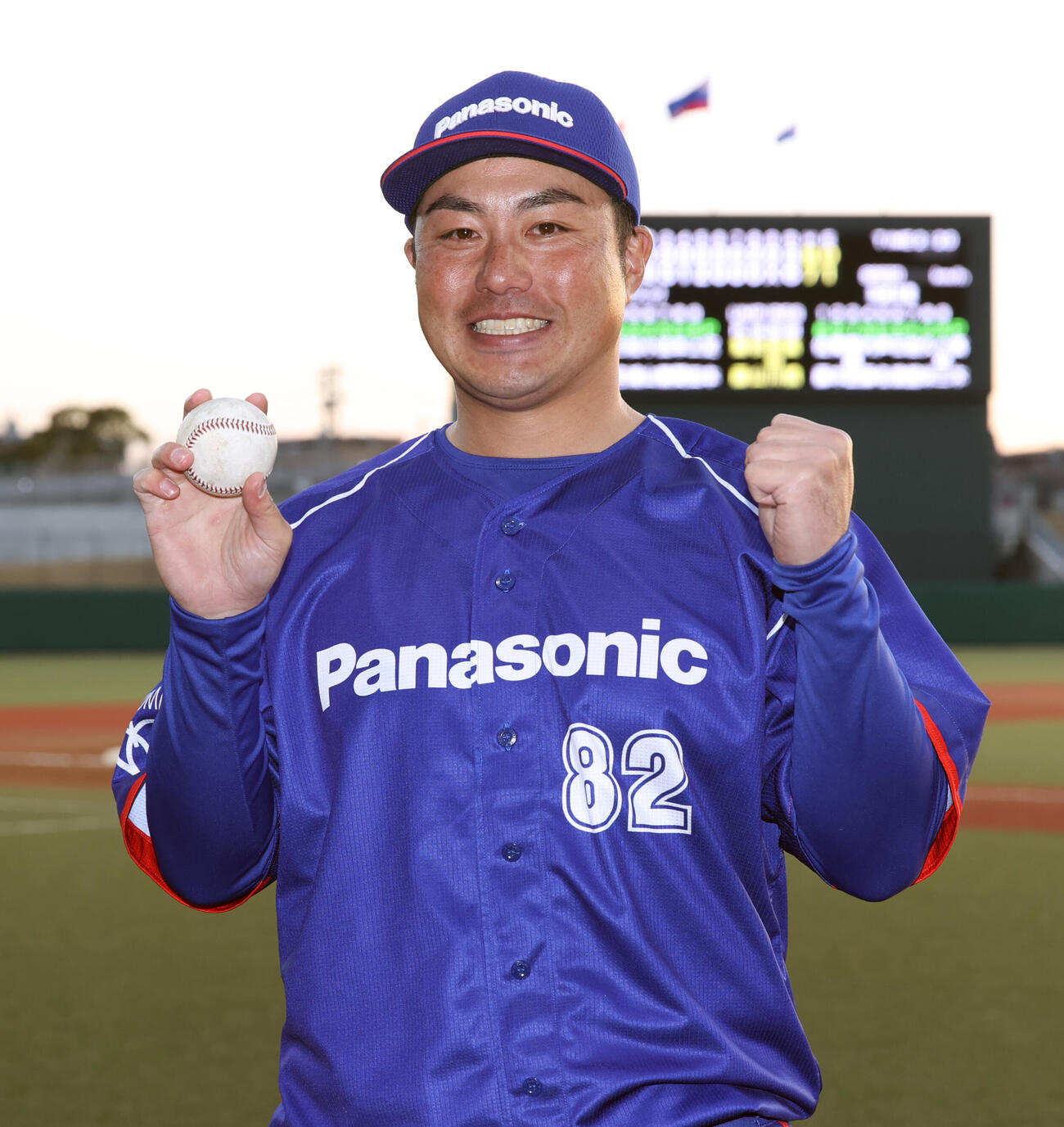 茨城日産に勝利したパナソニック・井上監督はウイニングボールを持ち笑顔を見せる（撮影・柴田隆二）