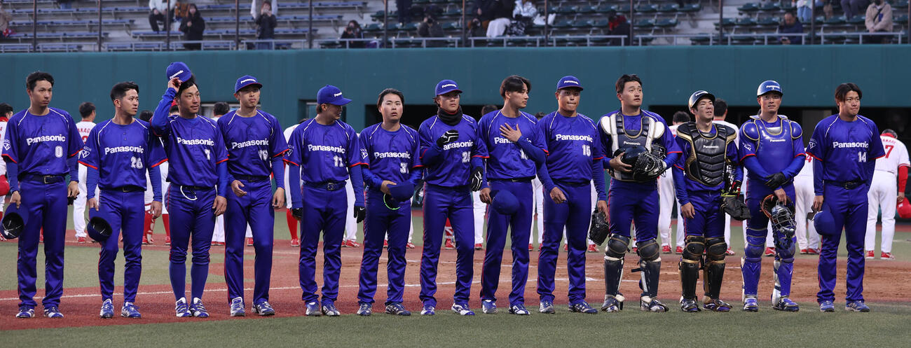 茨城日産に勝利したパナソニックナインはスタンドにあいさつする（撮影・柴田隆二）