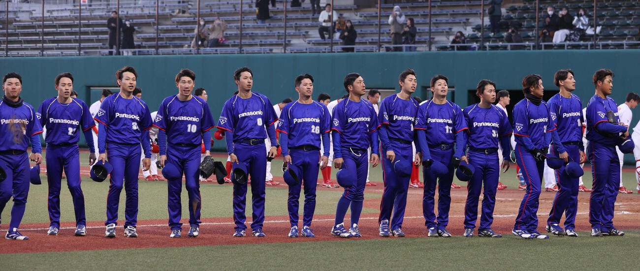 茨城日産に勝利したパナソニックナインはスタンドにあいさつする（撮影・柴田隆二）