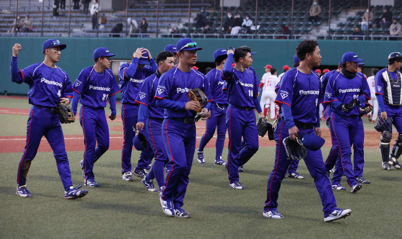 茨城日産に勝利したパナソニックナインは引き揚げる（撮影・柴田隆二）