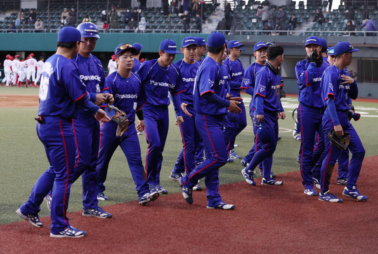 茨城日産に勝利したパナソニックナインは引き揚げる（撮影・柴田隆二）