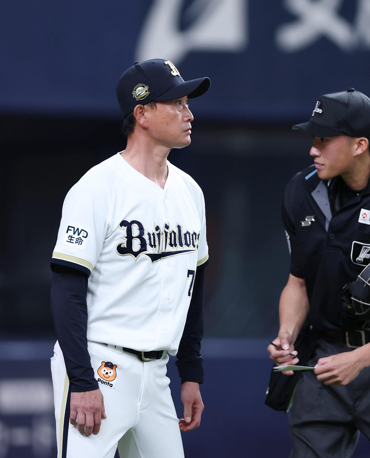 オリックス対ソフトバンク　3回裏を終え、選手交代を告げるオリックス岸田監督（撮影・前田充）