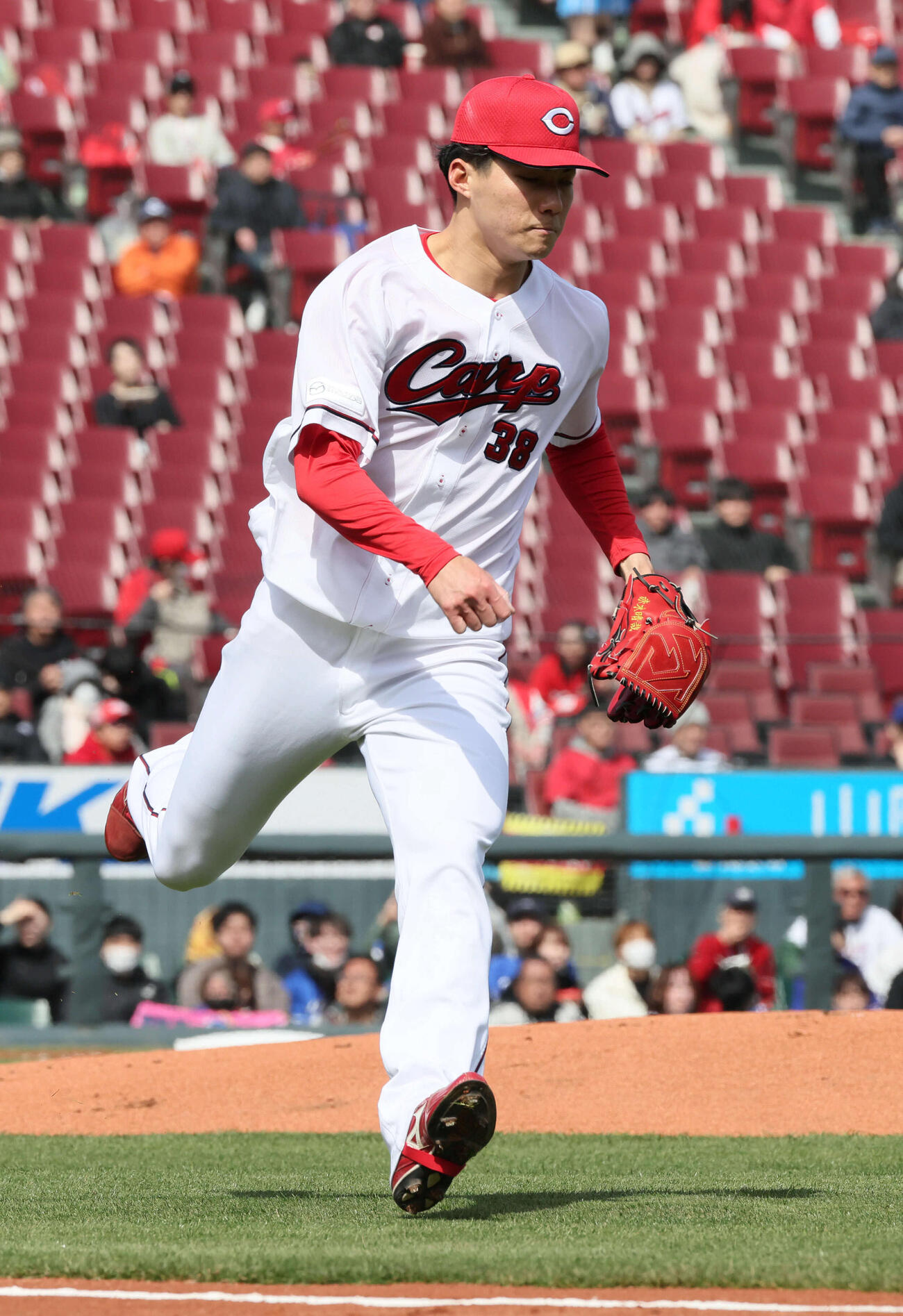 広島対中日　打球に反応する広島先発の赤木（撮影・加藤孝規）