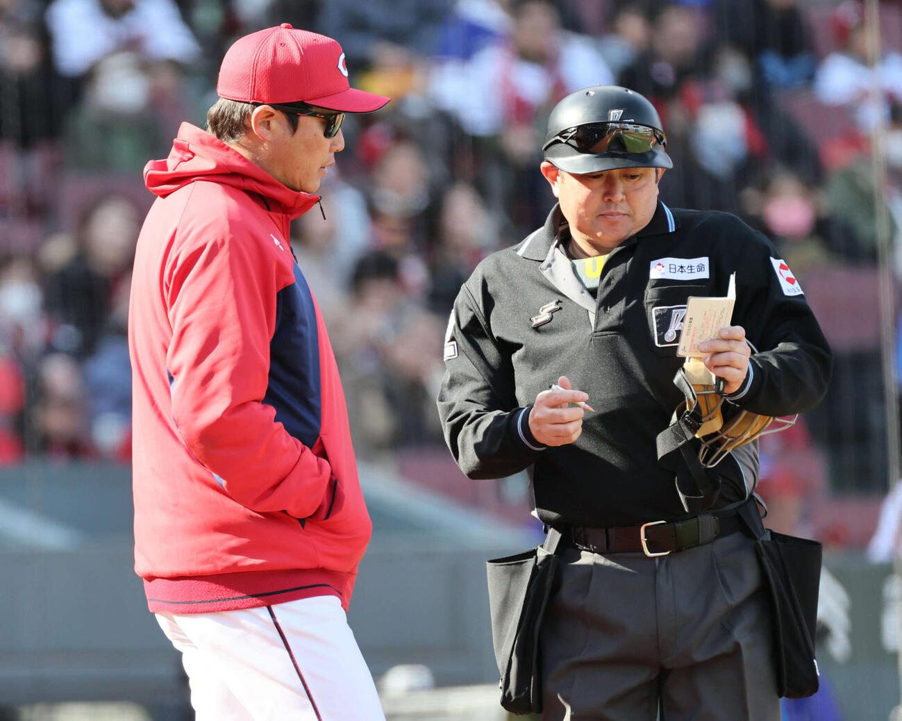広島対中日　6回裏終了時、交代を告げる新井監督（撮影・加藤孝規）
