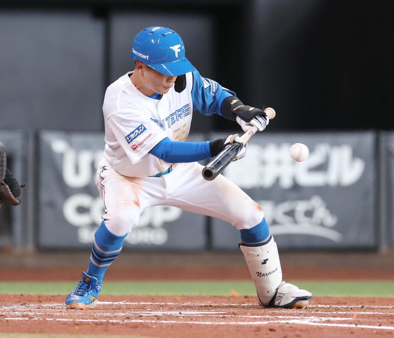 日本ハム対ロッテ　2回裏日本ハム無死二、三塁、投前にバントし内野安打とする奈良間（撮影・黒川智章）