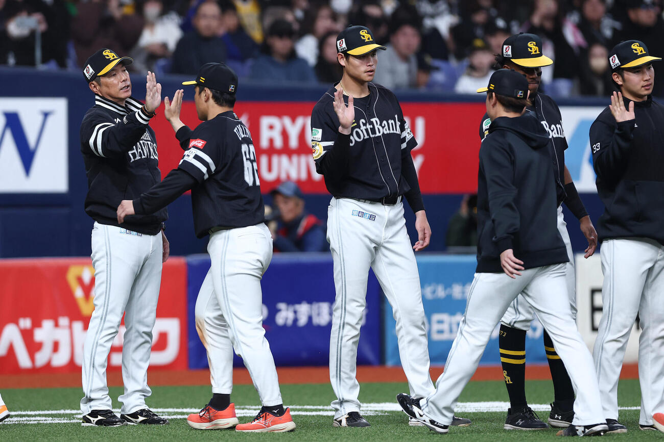 オリックス対ソフトバンク　オリックスに勝利しナインを出迎えるソフトバンク小久保監督（左端）（撮影・前田充）