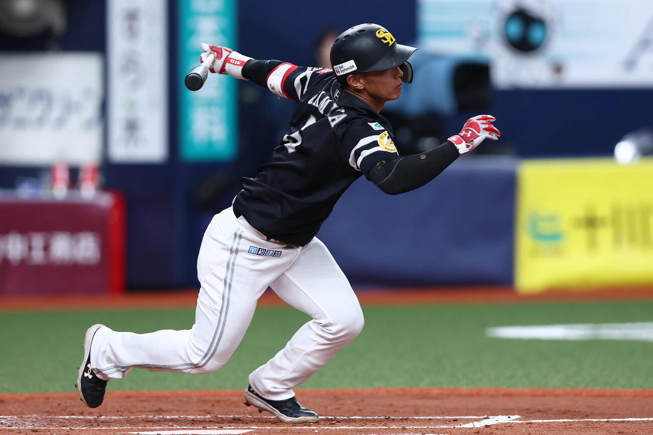 オリックス対ソフトバンク　3回表ソフトバンク無死、右前打を放つ今宮（撮影・前田充）