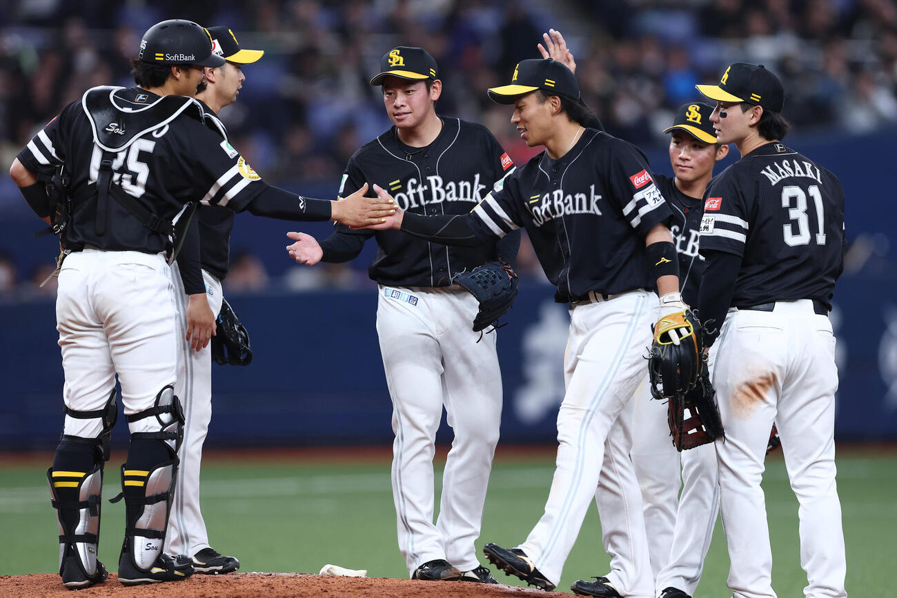 オリックス対ソフトバンク　オリックスに勝利しタッチを交わすソフトバンクの選手たち（撮影・前田充）